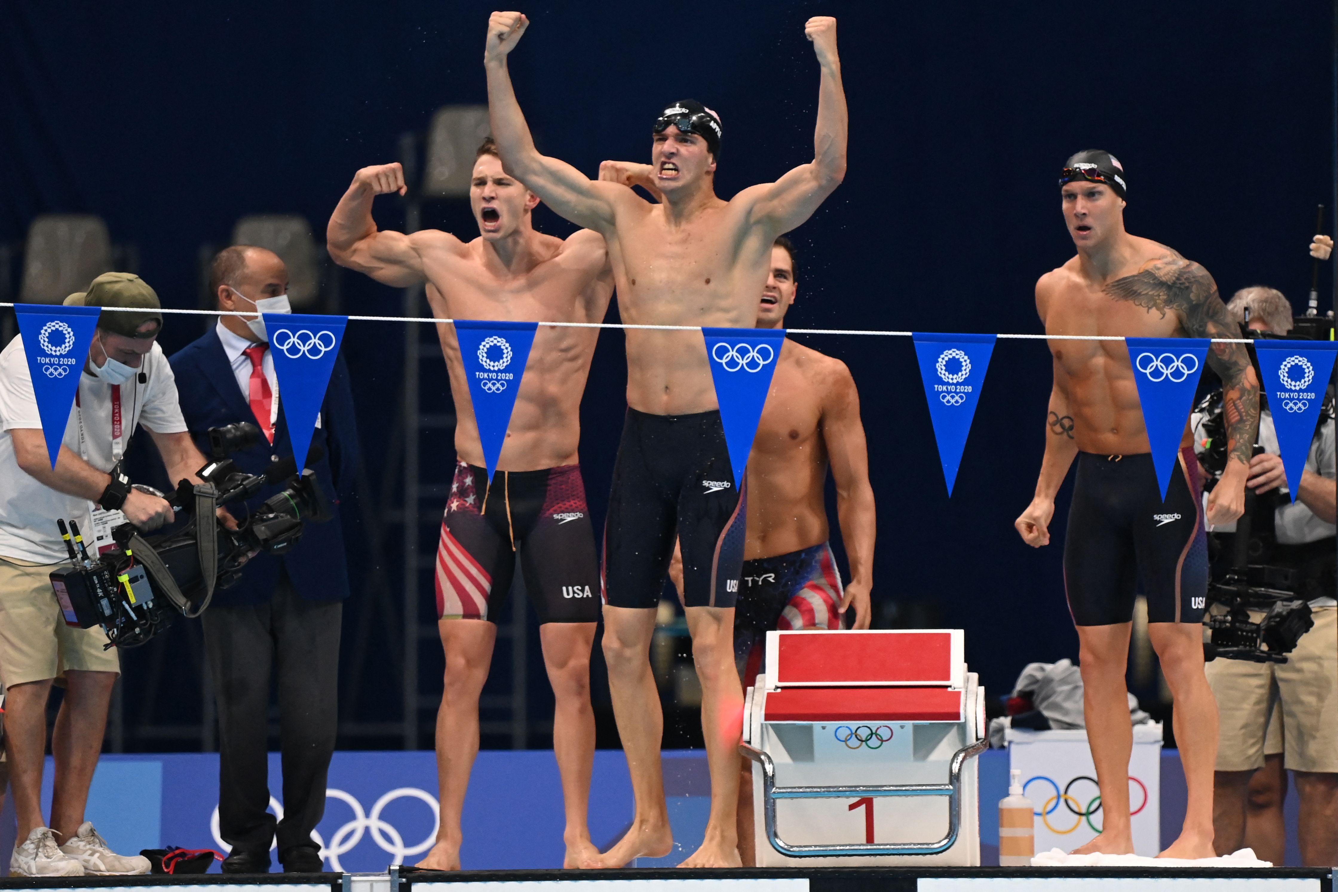 Tim estafet renang 4x100 meter gaya ganti putra usai dipastikan meraih medali emas Olimpiade Tokyo 2020.