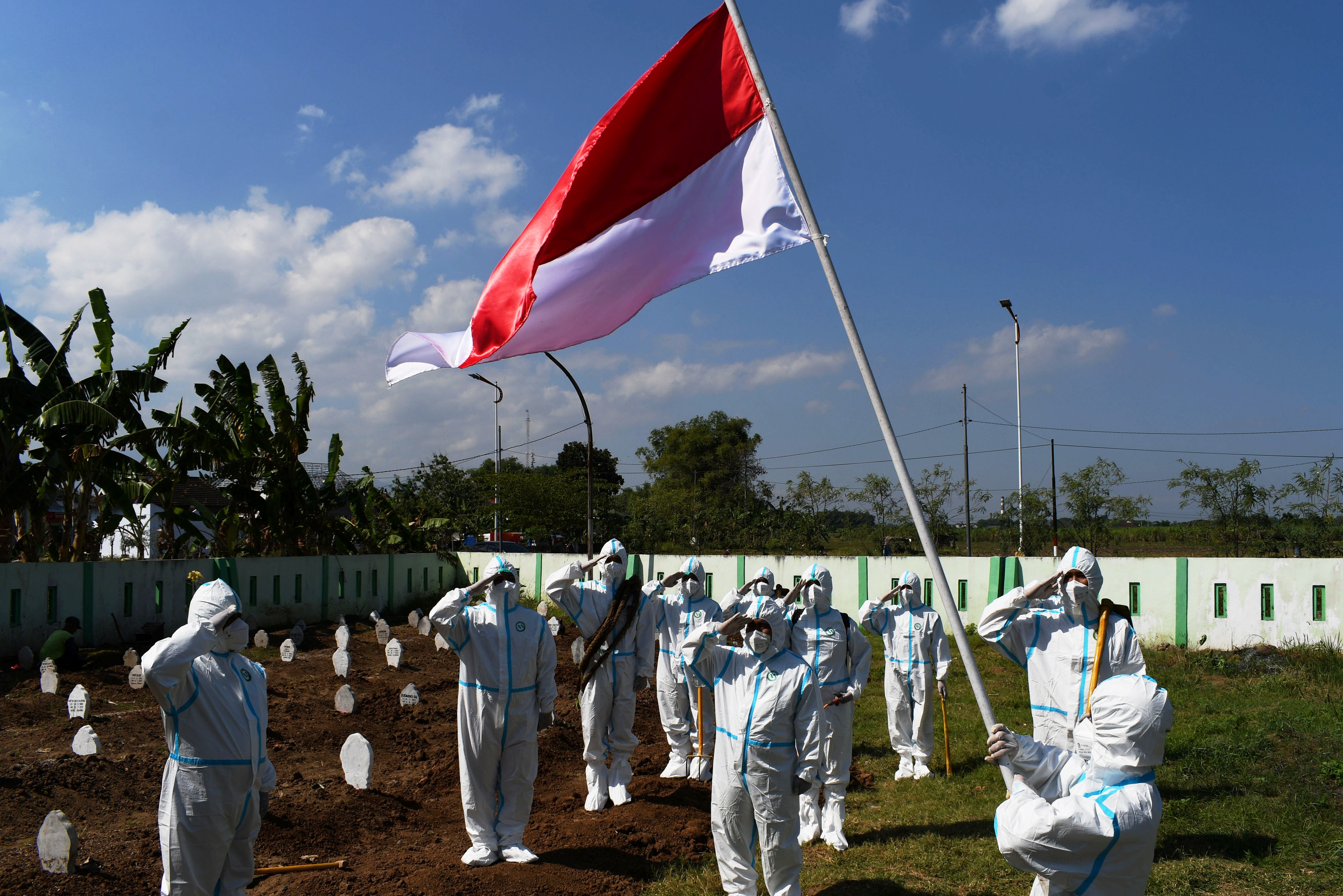 Para pemulasar jenazah