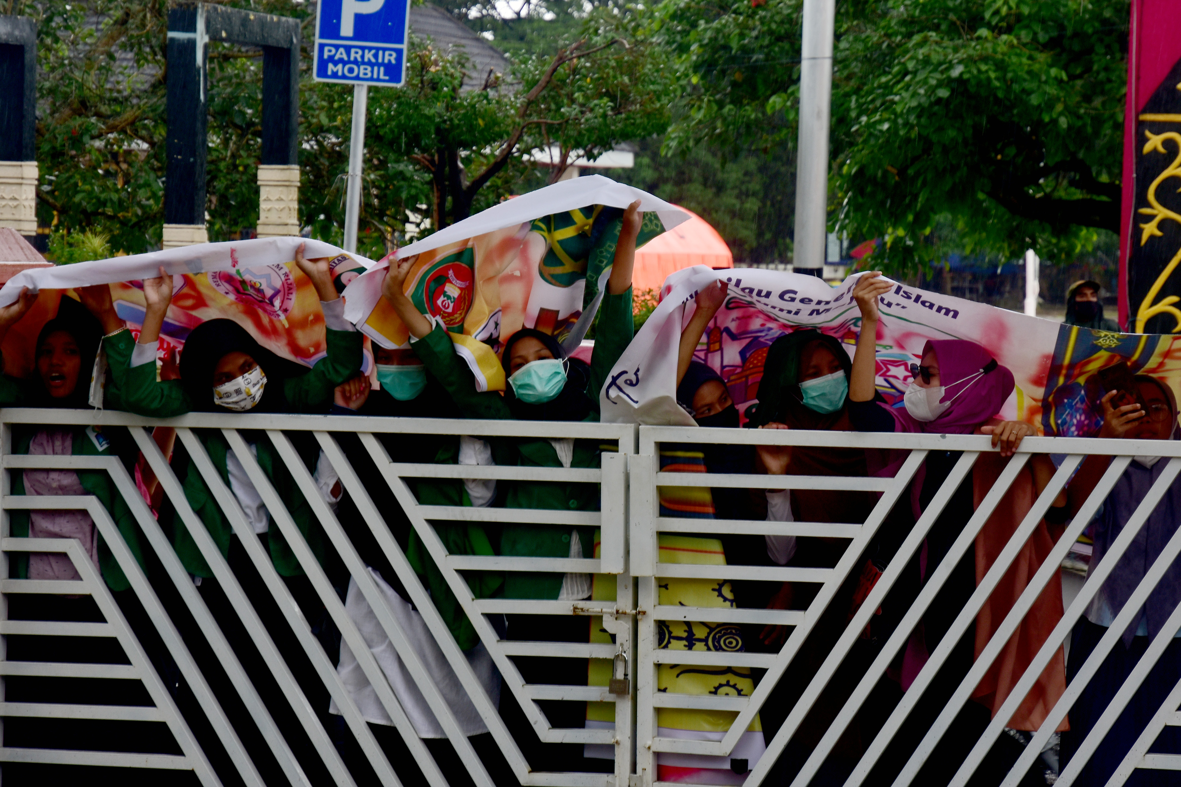 Foto ilustrasi :  Sejumlah mahasiswi berunjuk rasa sambil mengenakan masker di saat pemberlakuan PPKM Mikro Kota Ambon, Maluku. 