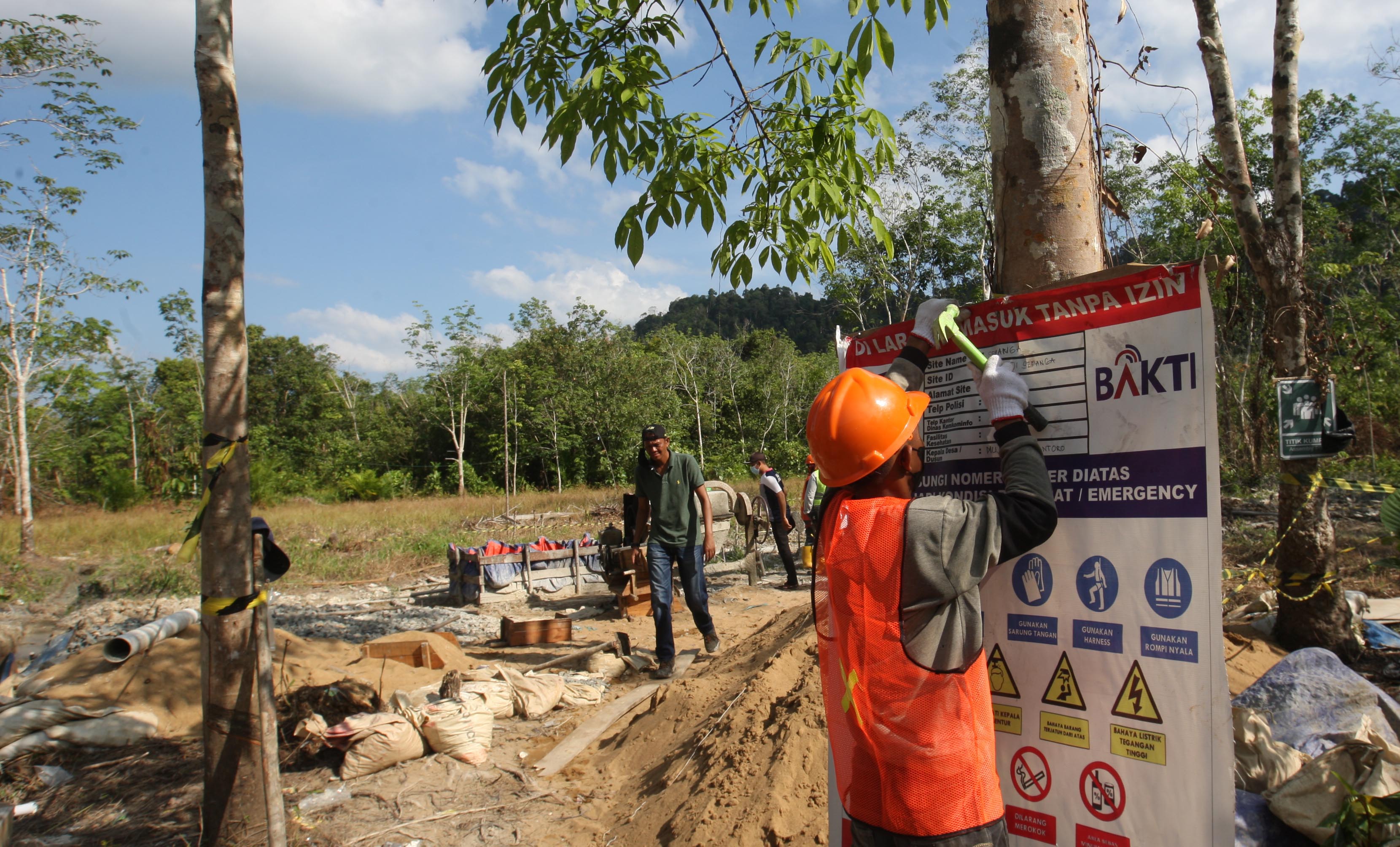 Pekerja menyelesaikan pondasi untuk pembangunan Base Transceiver Station (BTS) di Desa Semanga, Kecamatan Sajingan Kecil, Kabupaten Sambas,