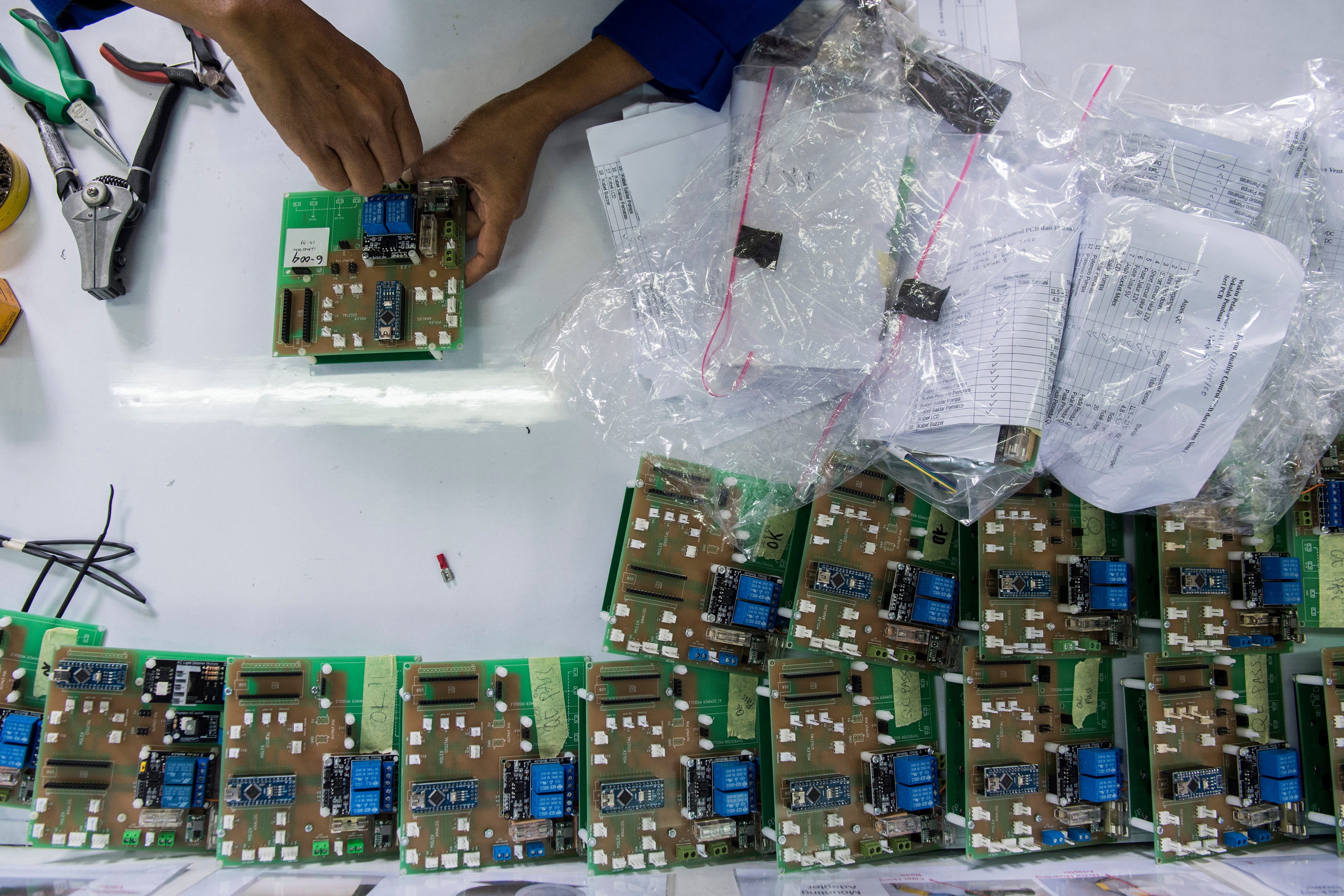 : Pekerja merakit komponen mesin ventilator portabel  Vent-I di PT Dirgantara Indonesia, Bandung, Jawa Barat, Rabu (20/5/2020).