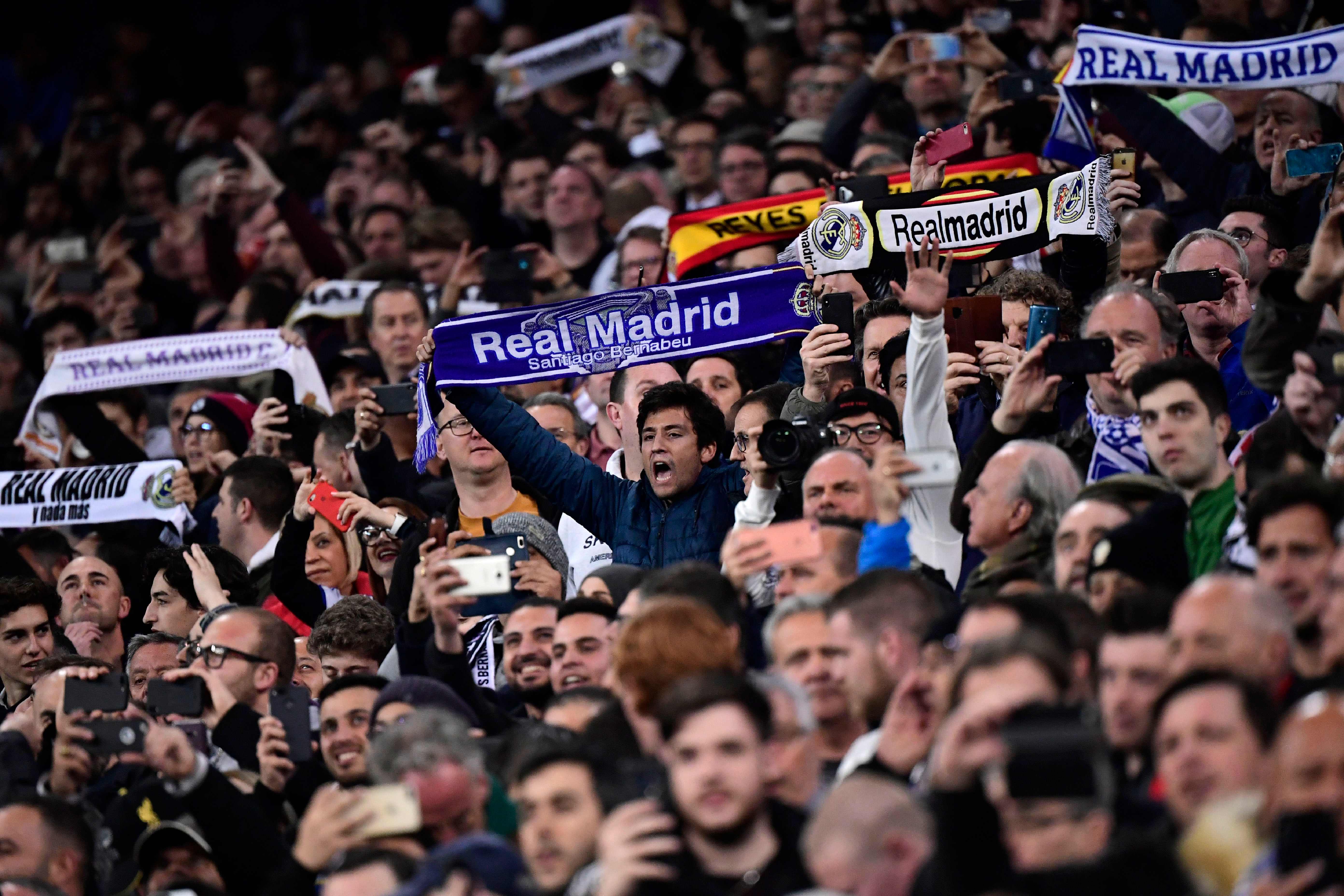 Pendukung Real Madrid memadati Stadion Santiago Bernabeu