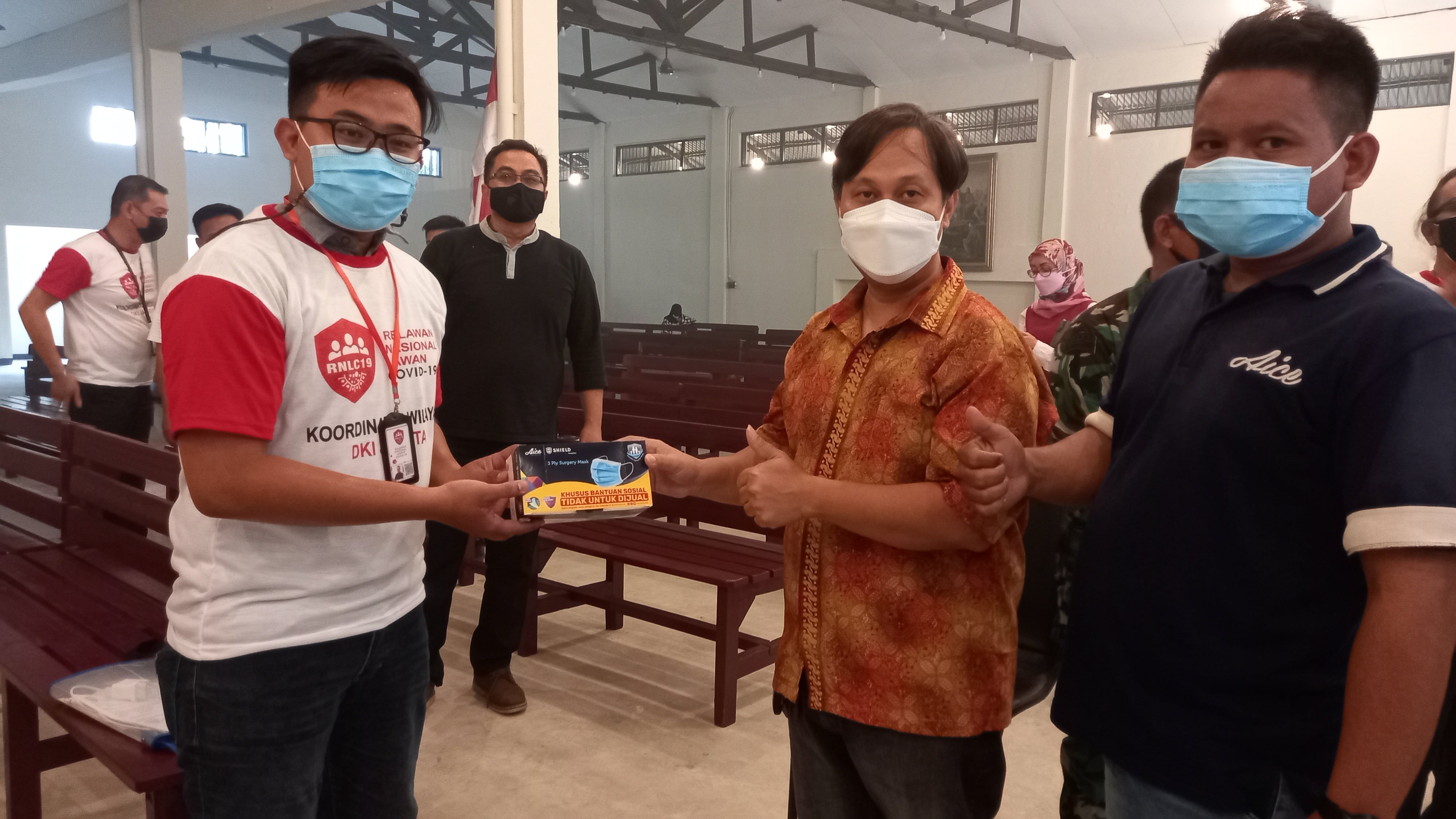 Distribusi masker medis dari Aice Group