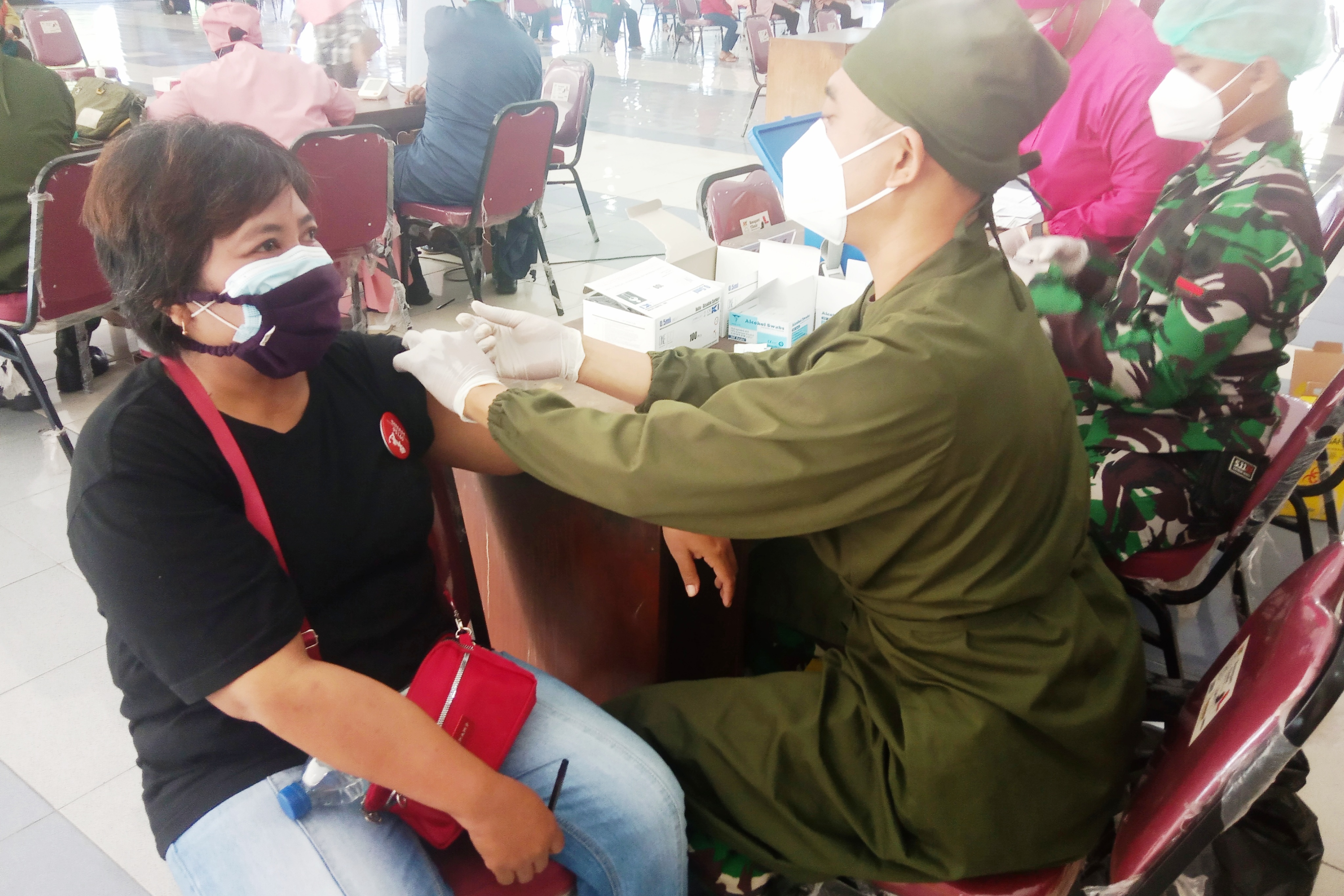 Salah satu warga disuntik vaksin oleh vaksinator Kodim Klaten.