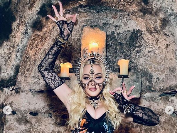 Madonna mengenakan headpiece karya Rinaldy Yunardi