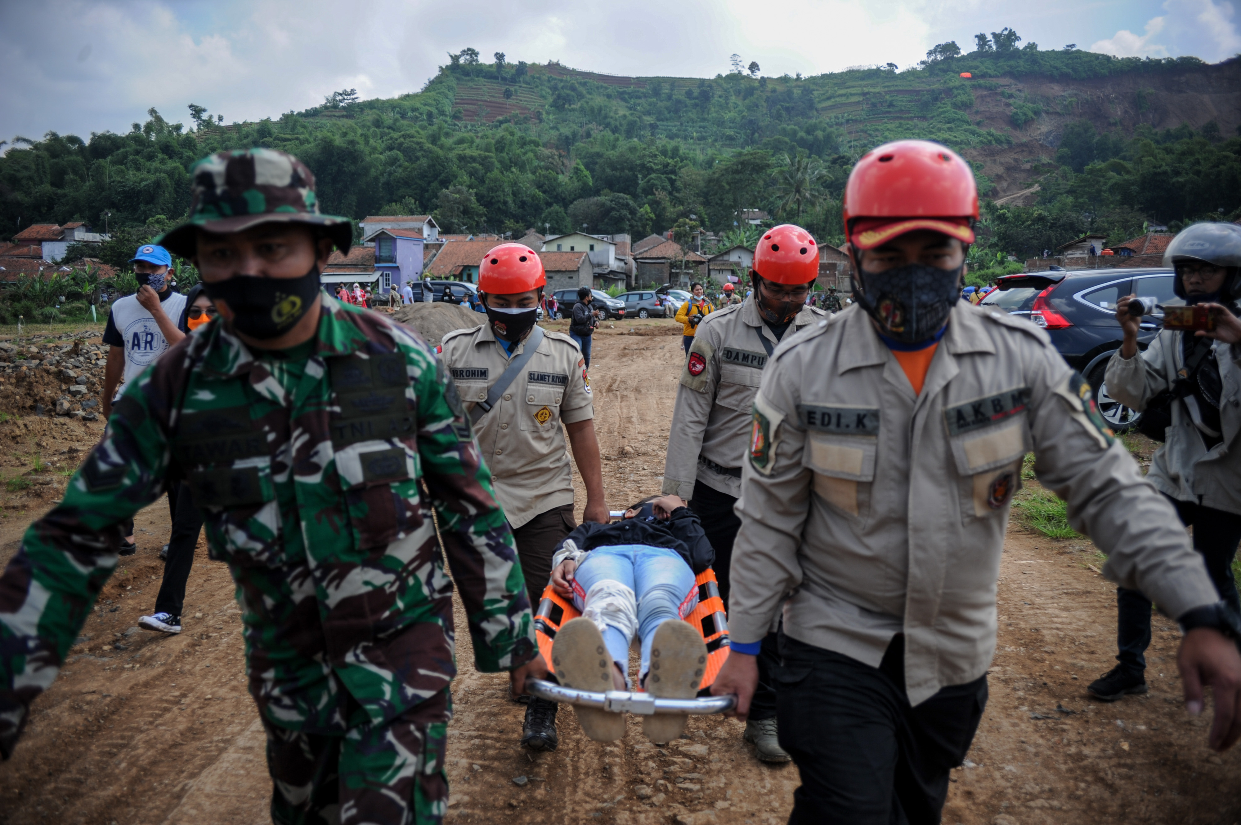 Simulasi menghadapi bencana alam di Bandung Barat