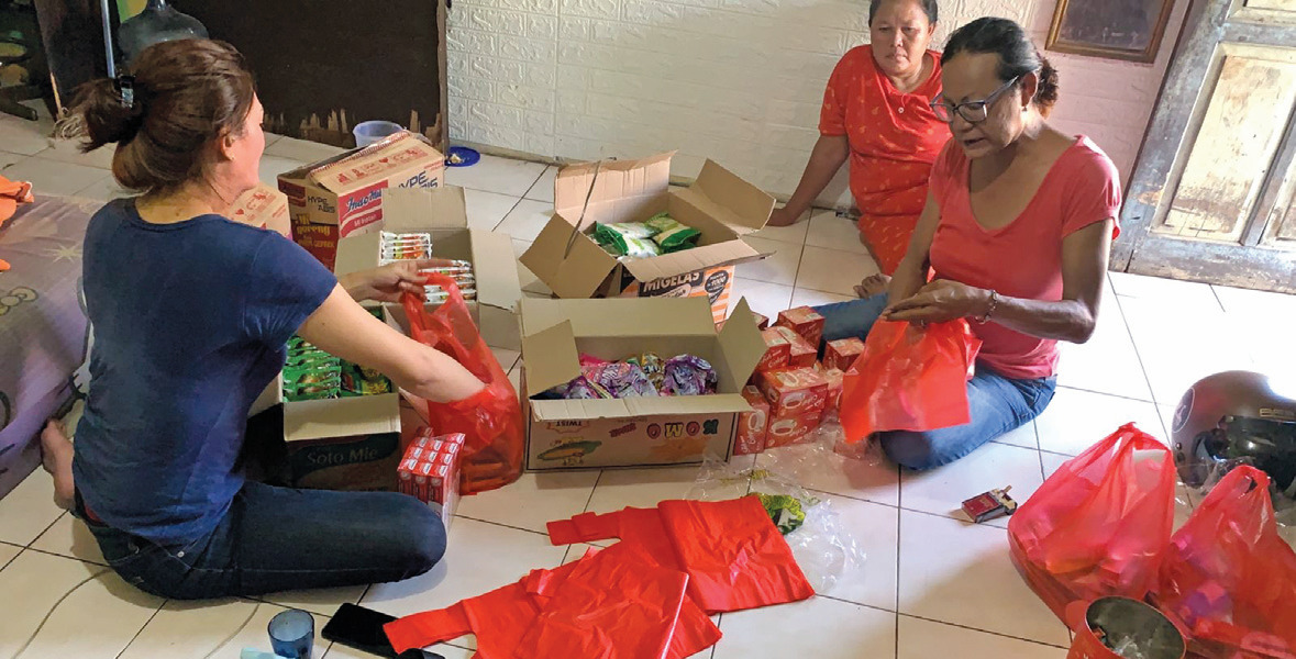 Pengurus YSS sedang mempersiapkan bantuan.