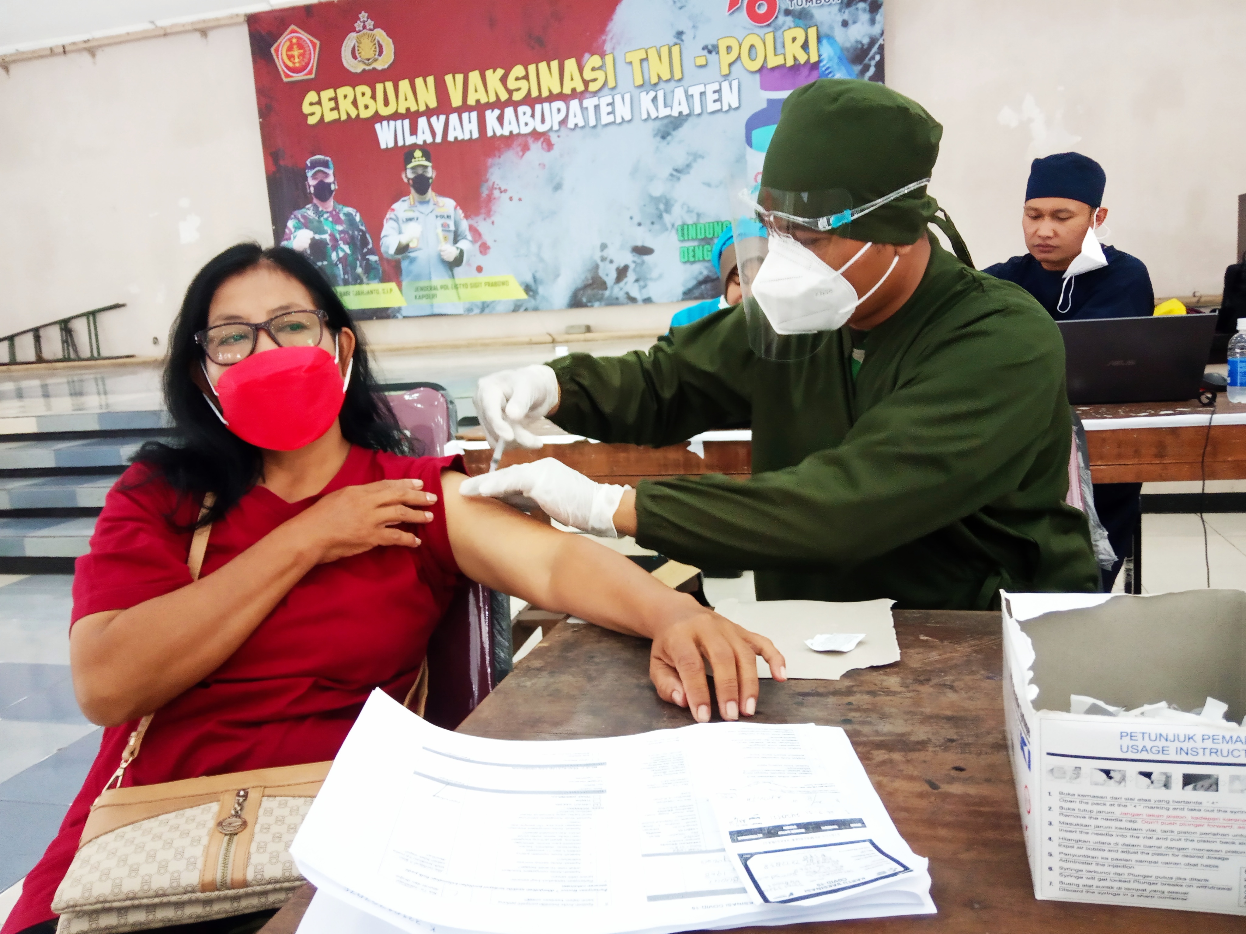 Seorang warga menjalani vaksinasi yang digelar Kodim Klaten