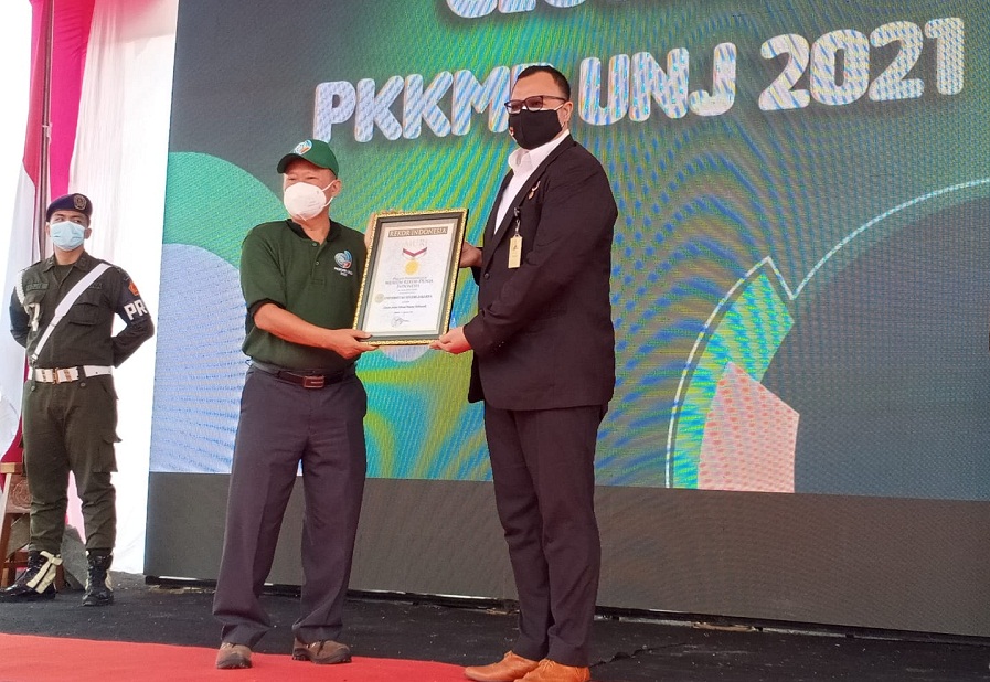 Rektor UNJ, Prof. Dr. Komarudin, M.Si kiri menerima piagam dari Museum Rekor Indonesia.  