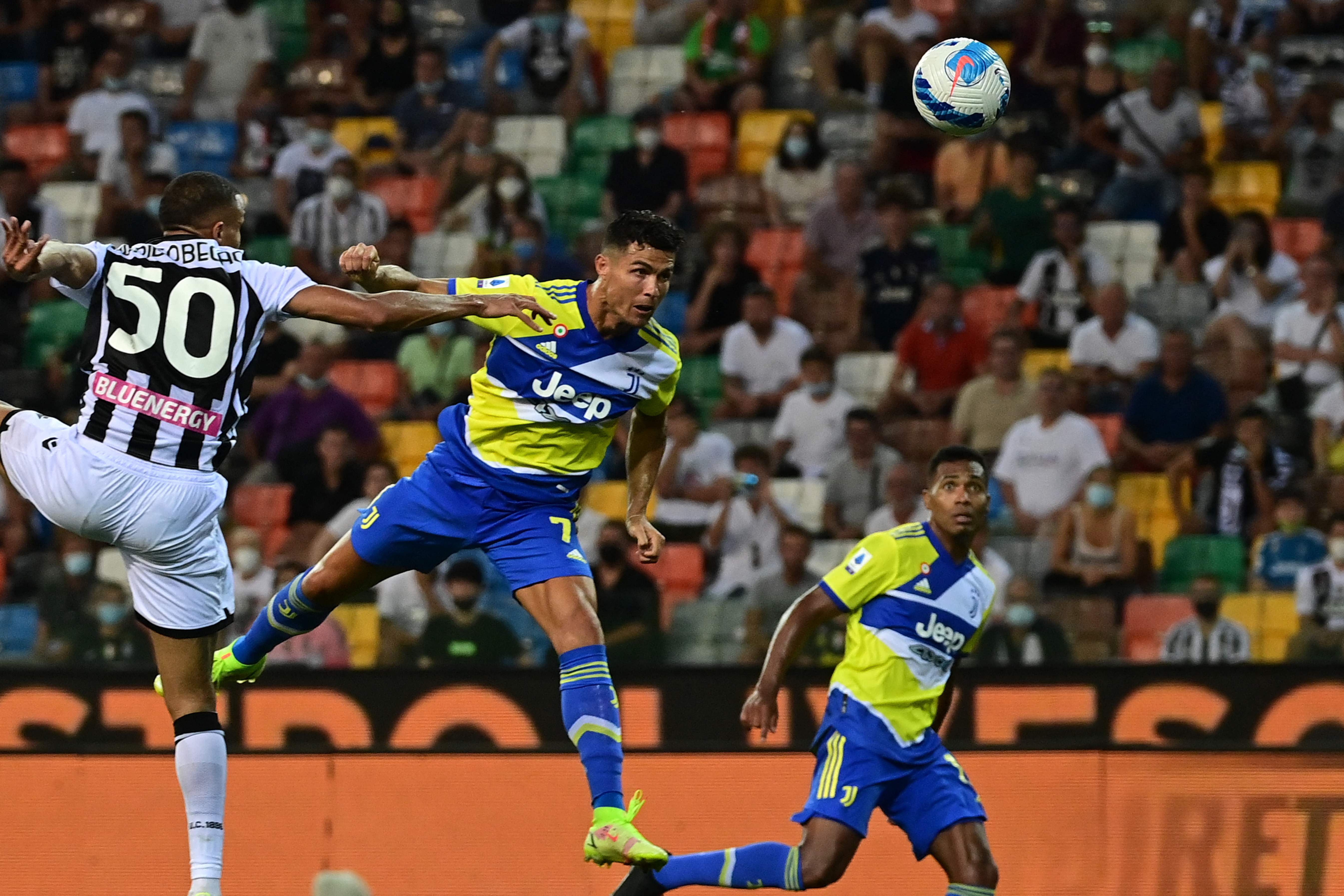 Penyerang Juventus Cristiano Ronaldo menyundul bola dalam laga Serie A di kandang Udinese.