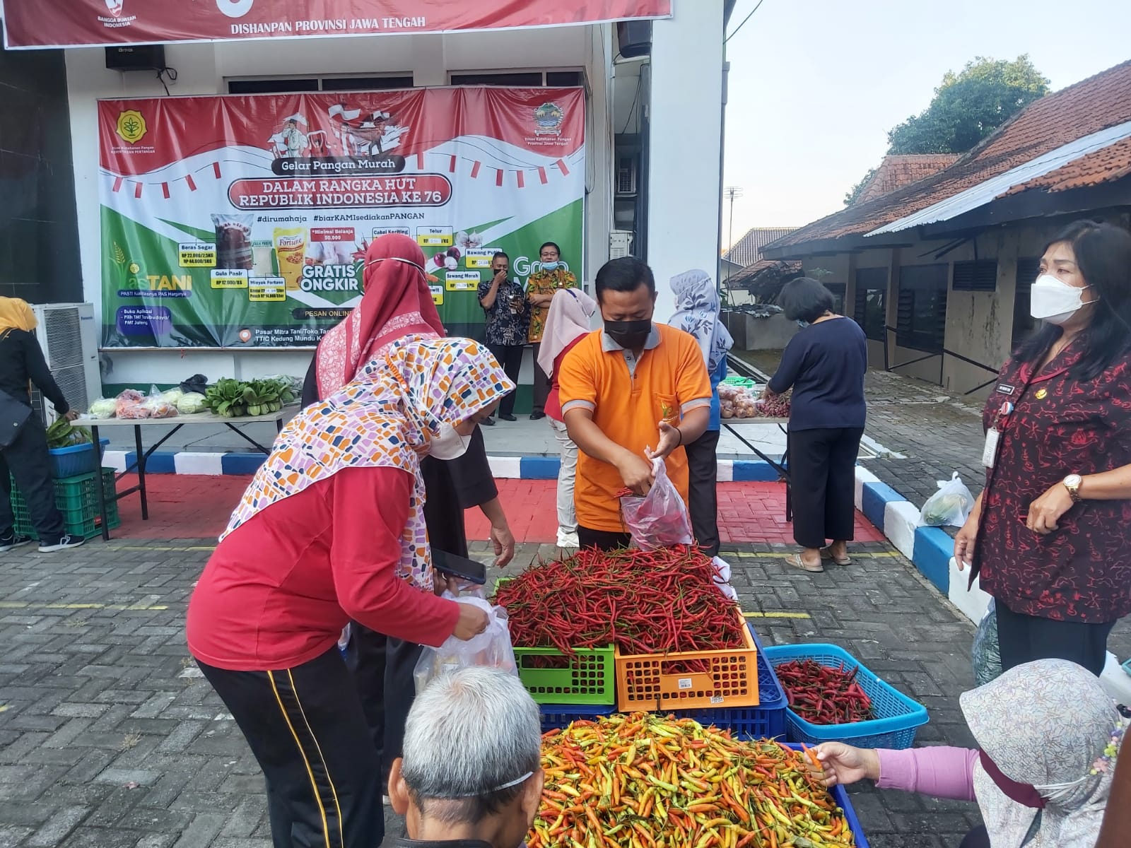 Para ASN Jateng memborong cabai dari para petani sesuai arahan Gubernur Jateng.