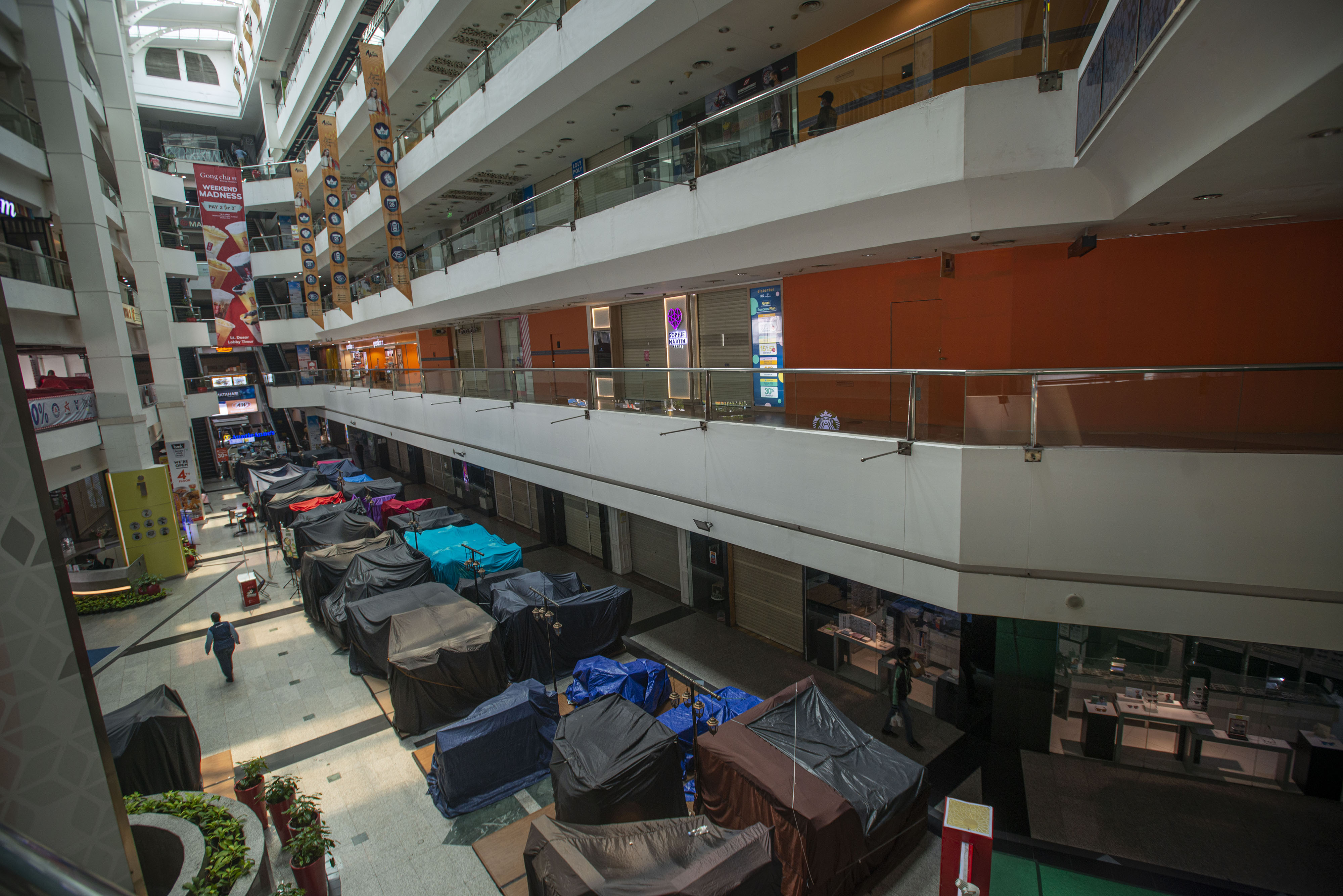 Sejumlah toko di sebuah mal yang tidak beroperasi di masa PPKM level 4.