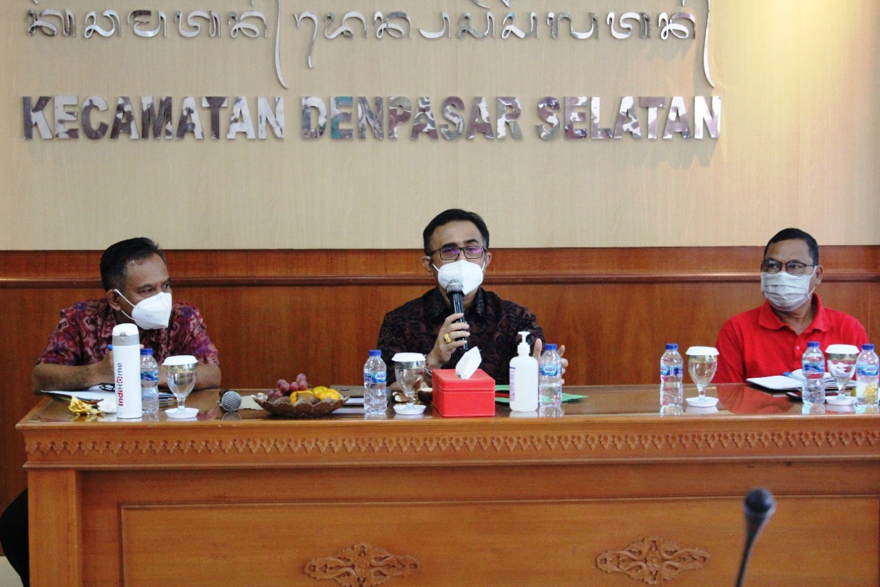 Wali Kota Denpasar IGN Jaya Negara (tengah) saat menyemangati Satgas Desa/Kelurahan hingga ke tingkat Kepala lingkungan dan Kepala Dusun.