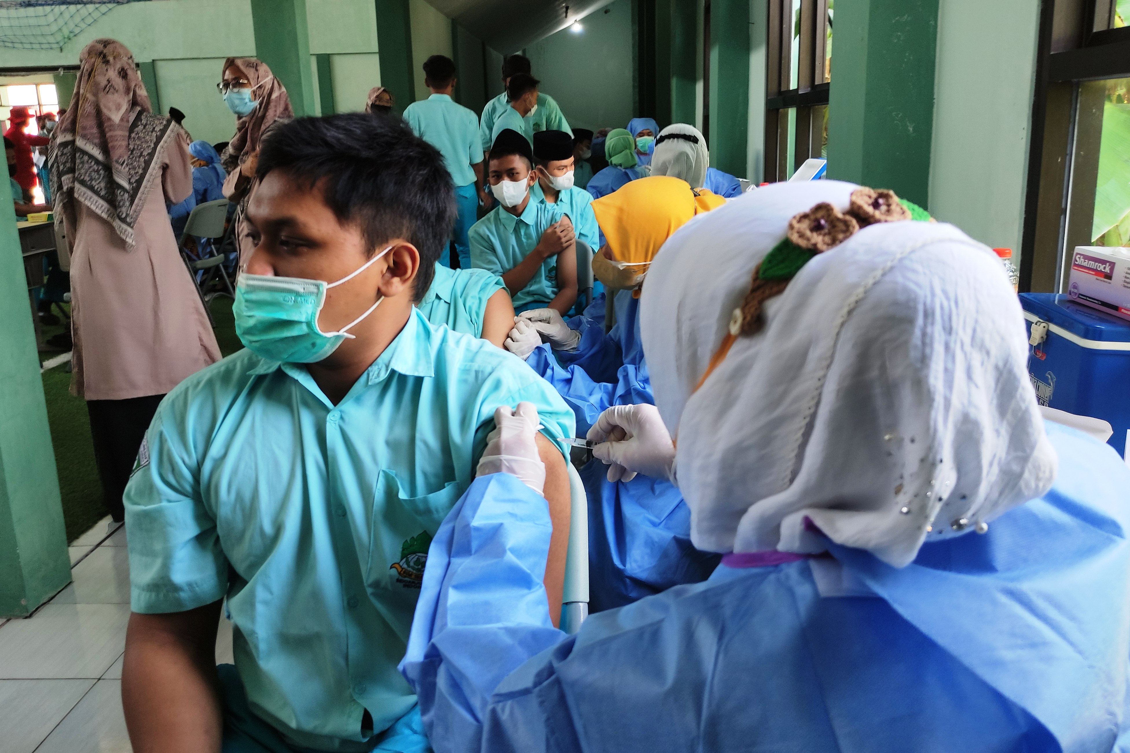 Seorang santri sedang divaksinasi
