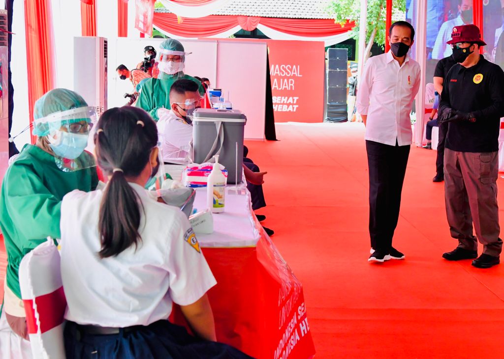 Presiden Joko Widodo tinjau vaksinasi pelajar