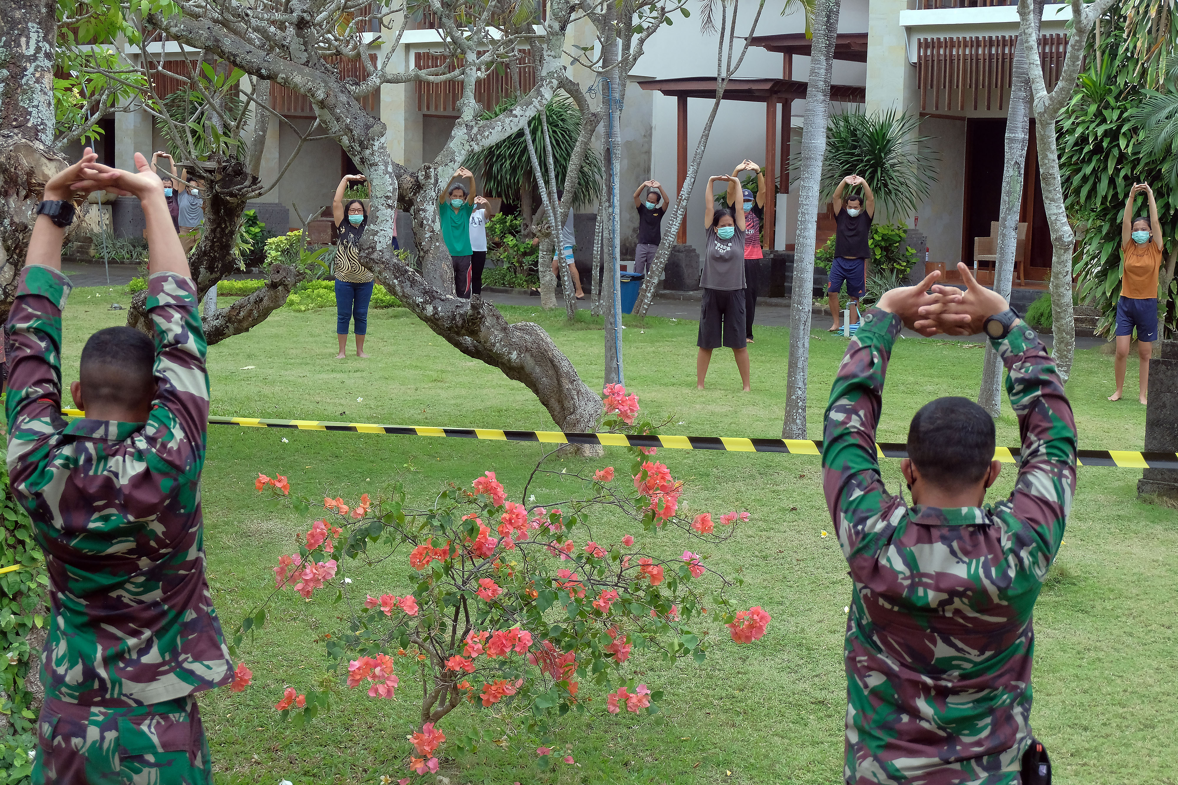 Warga yang melakukan isolasi terpusat di Denpasar sedang berolahraga pagi