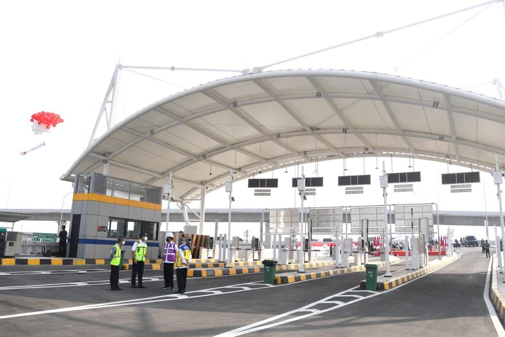 Presiden Jokowi meresmikan enam ruas jalan tol dalam kota atau tol layang dalam kota Jakarta segmen Kelapa Gading-Pulo Gebang.