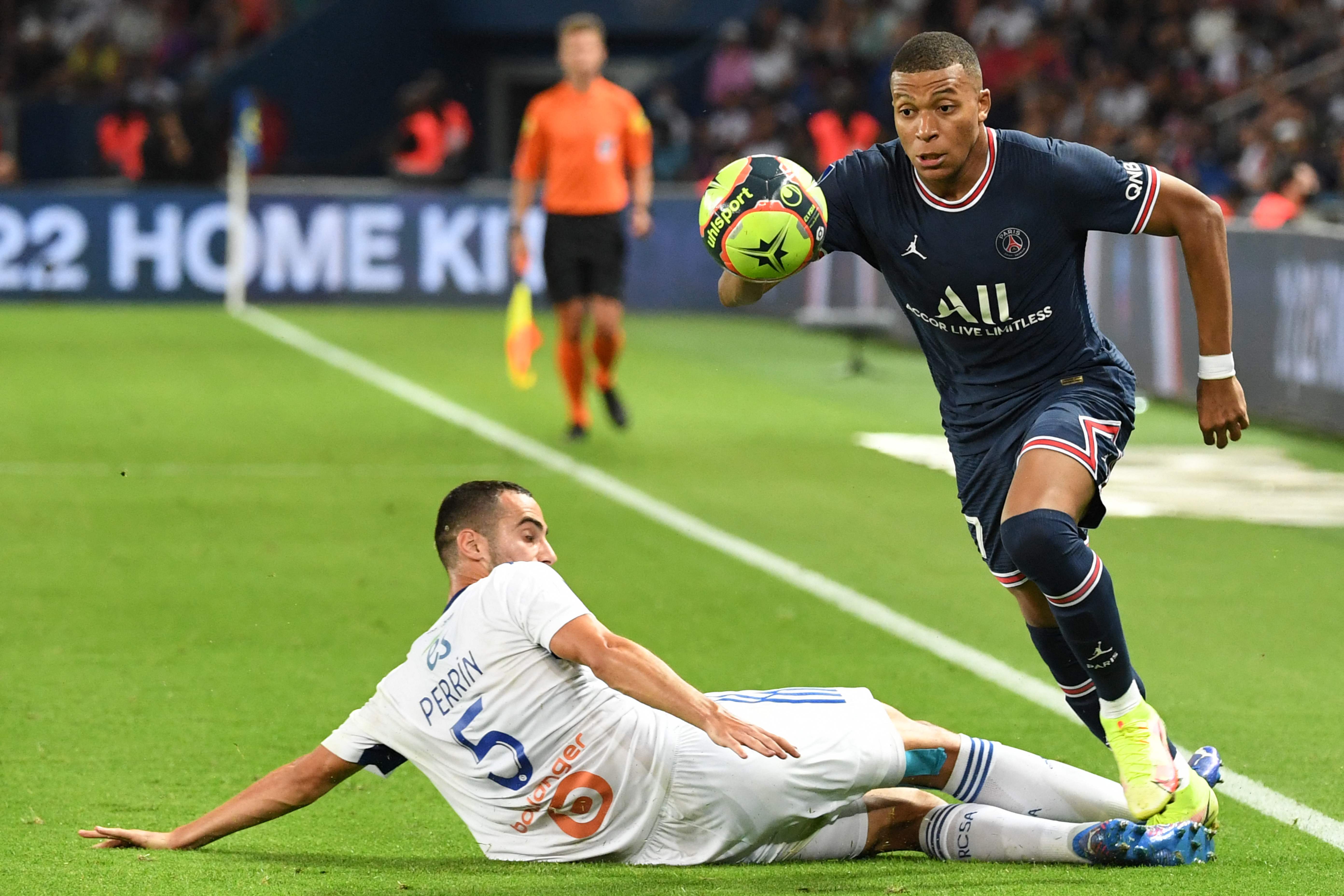 Aksi penyerang PSG, Kylian Mbappe (kanan) saat melewati bek Strasbourg, Lucas Perrin, yang berusaha menjegalnya. 