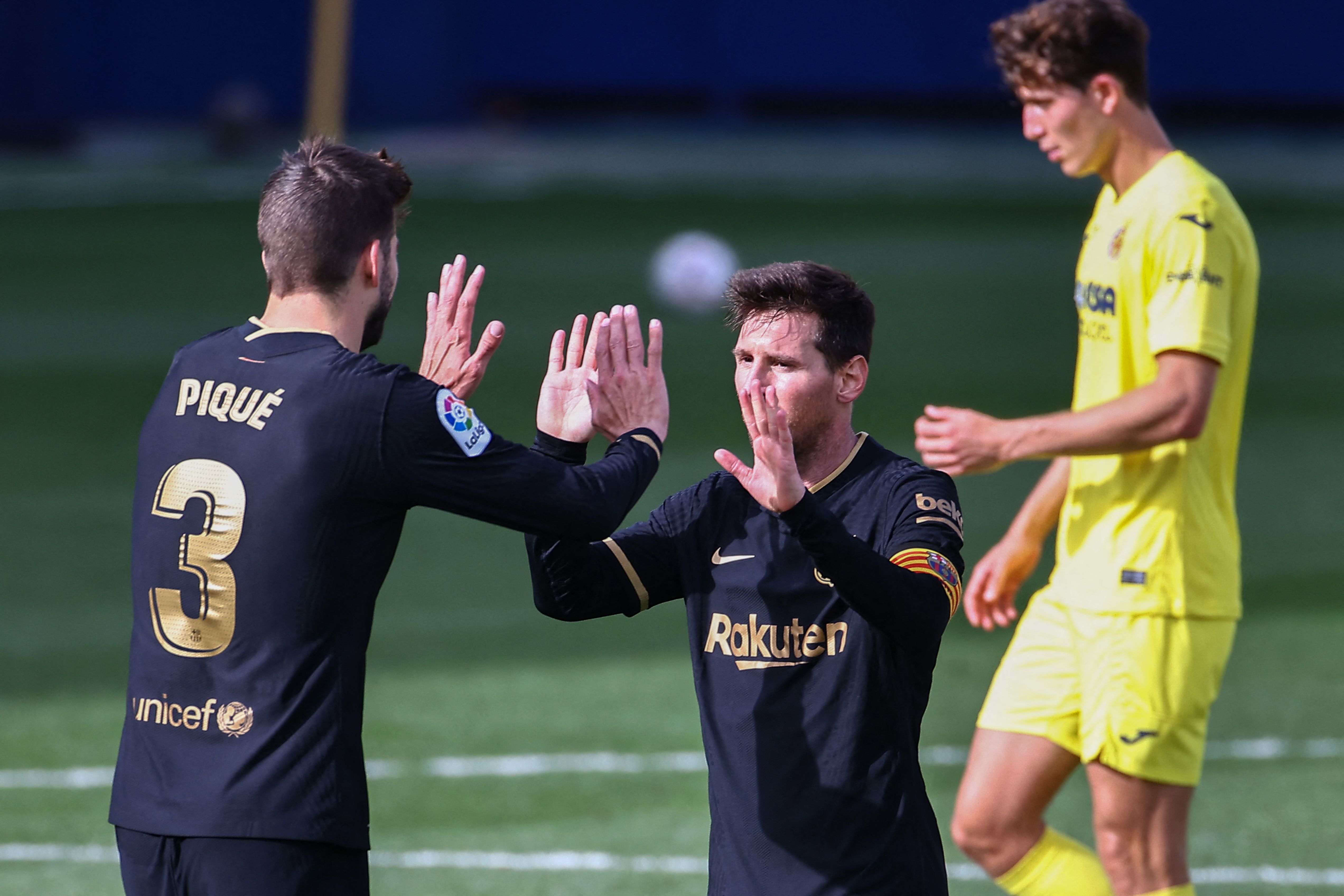 Bek Barcelona, Gerard Pique memberkian ucapan selamat kepada Lionel Messi seusaai mencetak gol pada pertandingan.