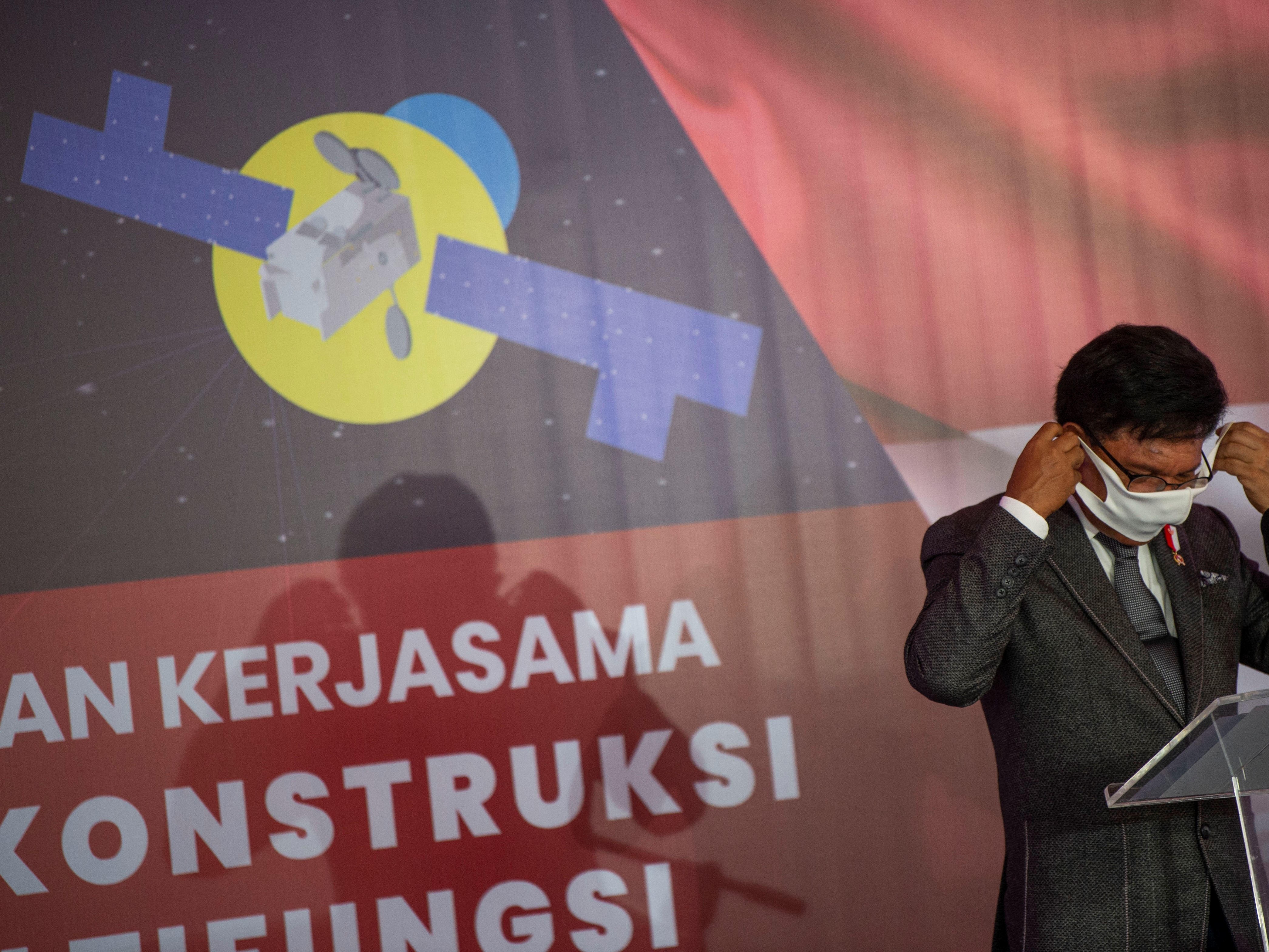 Menkominfo Johnny G Plate hendak menyampaikan sambutan jelang penandatanganan kerja sama konstruksi Satelit Multifungsi Republik Indonesia.