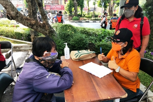 Pelanggar tanpa masker didenda Rp100 ribu dalam operasi Yustisi di Kota Denpasar terkait pelaksanaan PPKM Level 4, Rabu (25/8).