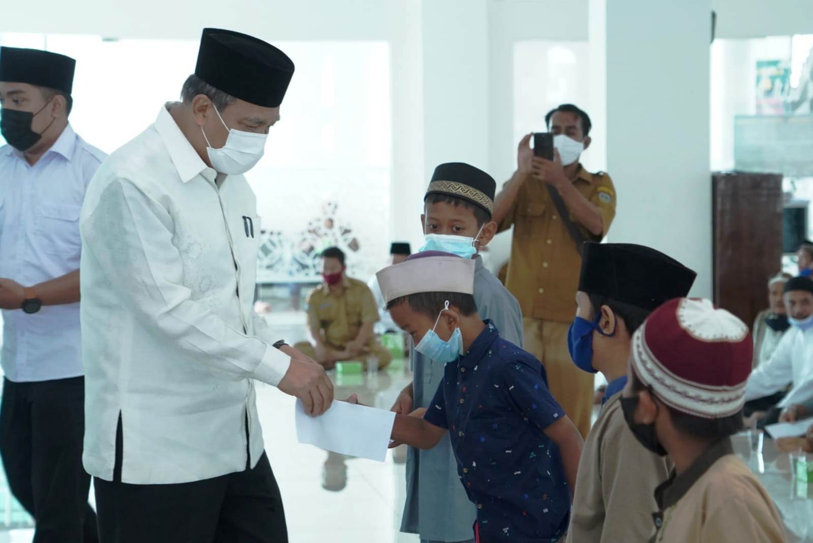 Wali Kota Tebing Tinggi Umar Hasibuan menyerahkan tali asih kepada anak yatim piatu.