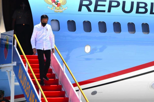 Presiden Joko Widodo menuruni tangga pesawat kepresidenan saat tiba di Bandara Udara Haluoleo Kendari, Sulawesi Tenggara, Kamis (22/10)