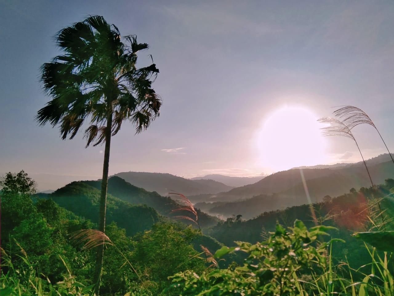 Matahari terbit di  di atas bukit Puncak Titian Musang,  Kabupaten Hulu Sungai Tengah, Kalimantan Selatan.