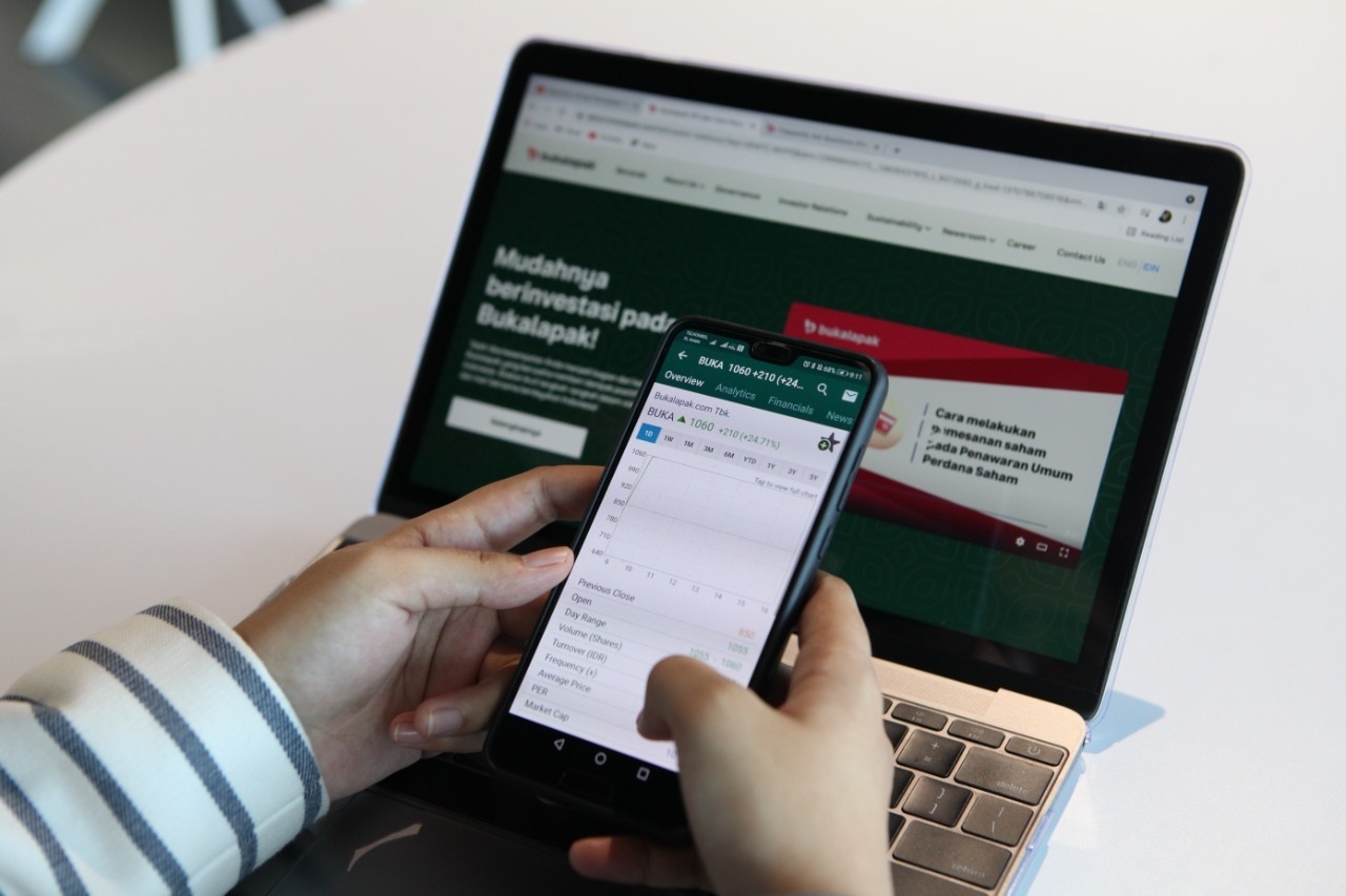 Investor memperhatikan pergerakan harga saham Bukalapak. 