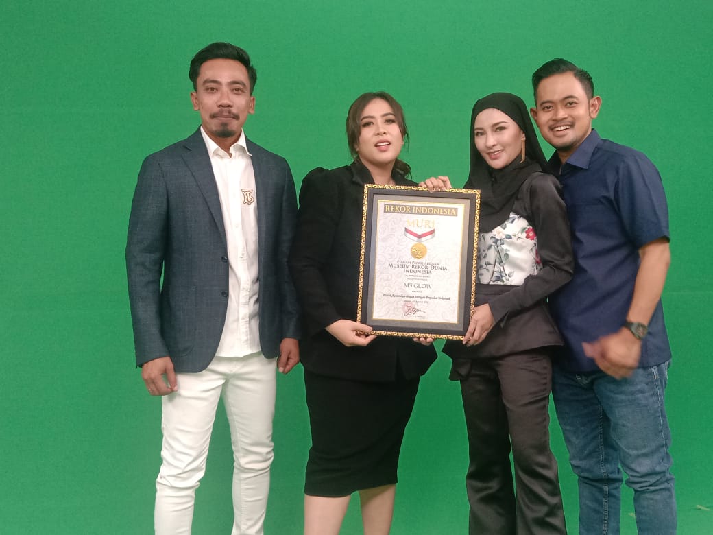 Pendiri MS Glow Shandy Purnamasari (kedua kanan) dan  Kadek Maharani (kedua kir berpose dengan sertifikat MURI yang baru saja mereka terima.