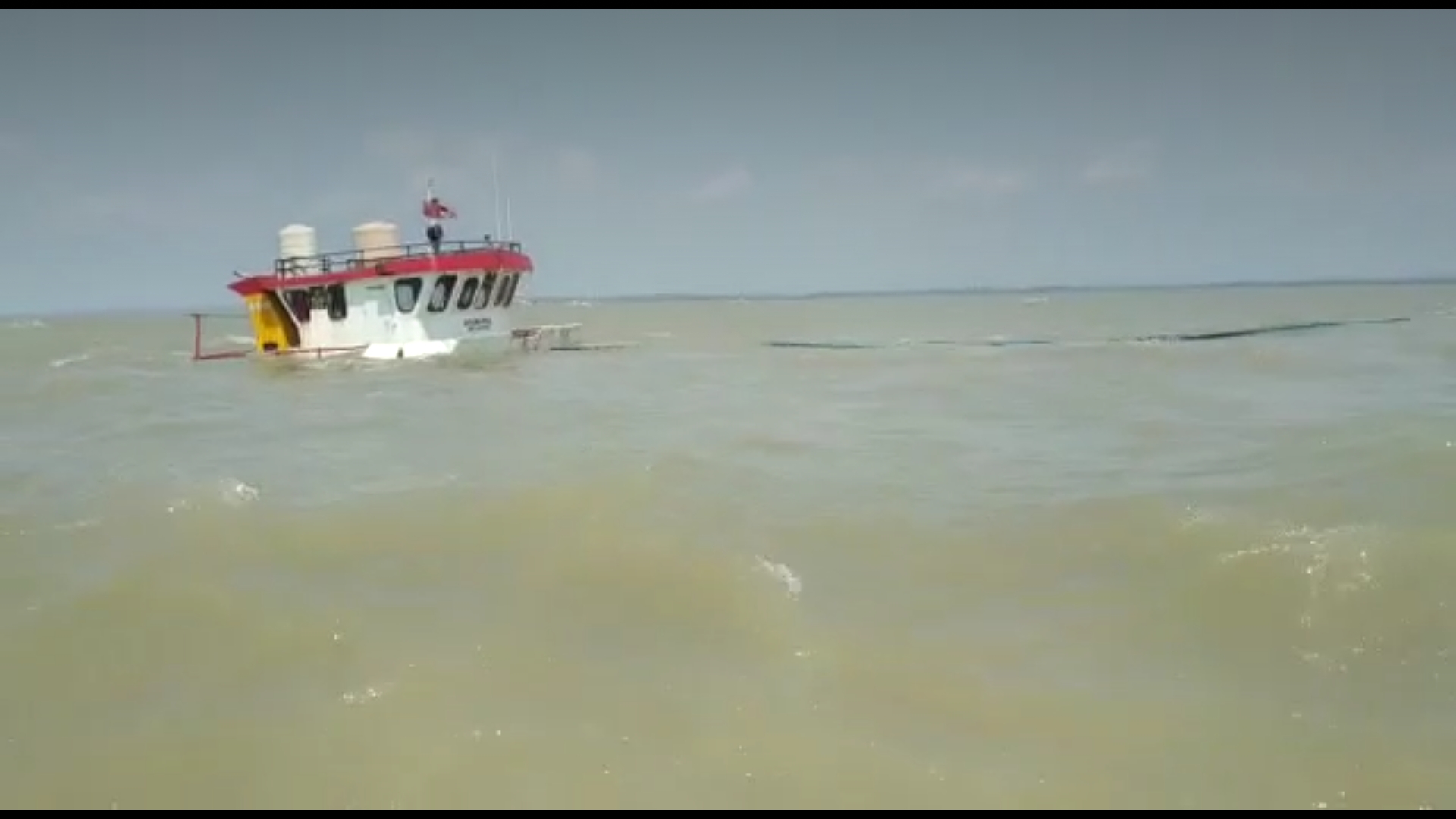 Dihantam Ombak, Kapal Pengisi BBM Kandas Perairan Laut di Pati Terancam Tercemar