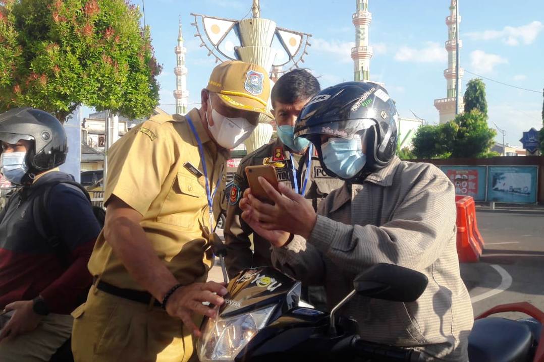 Razia surat vaksin Covid-19 di pintu gerbang Balai Kota Tegal, Jawa Tengah. 