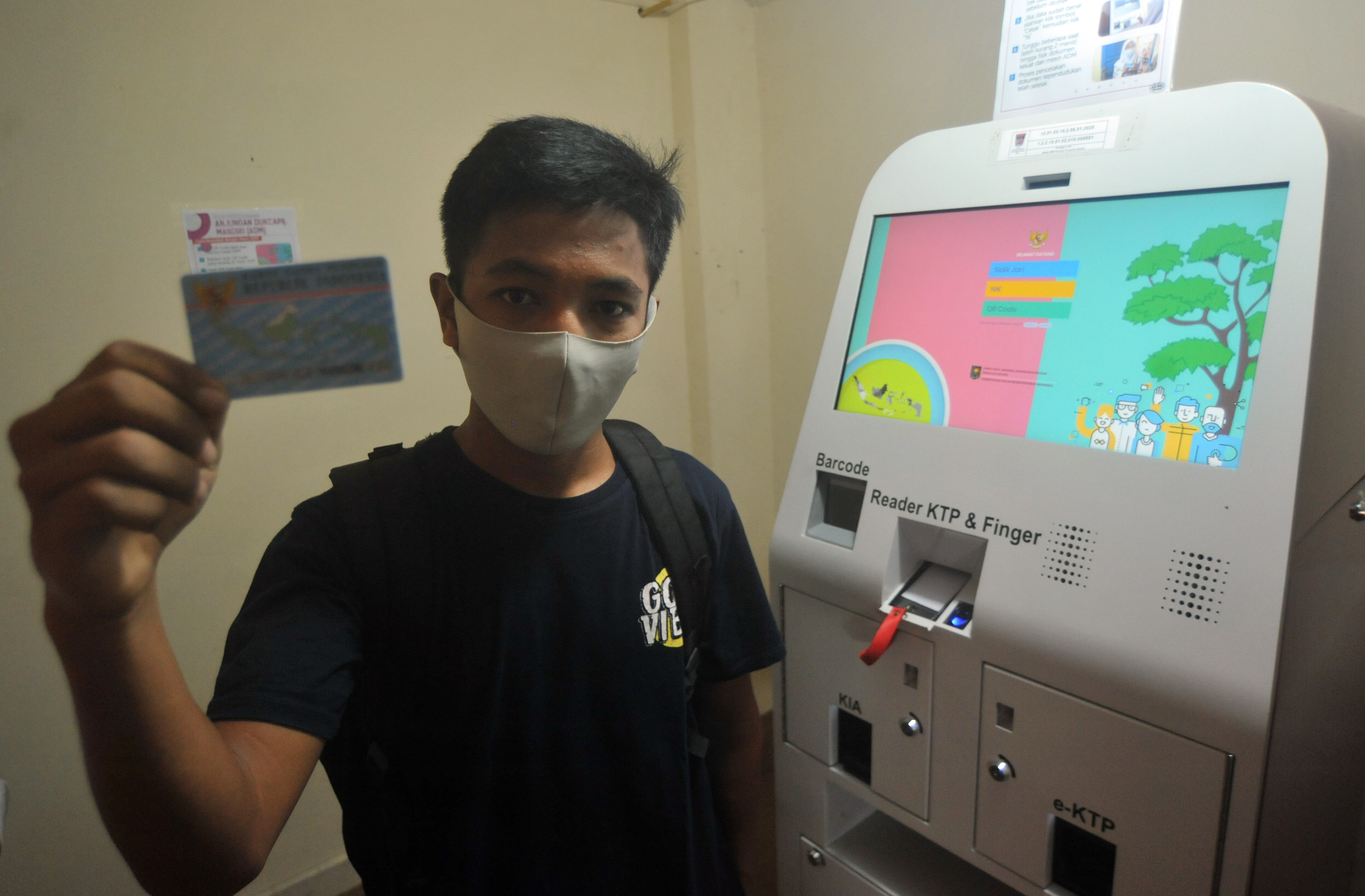 Ilustrasi; Warga memperlihatkan KTP elektroniknya 