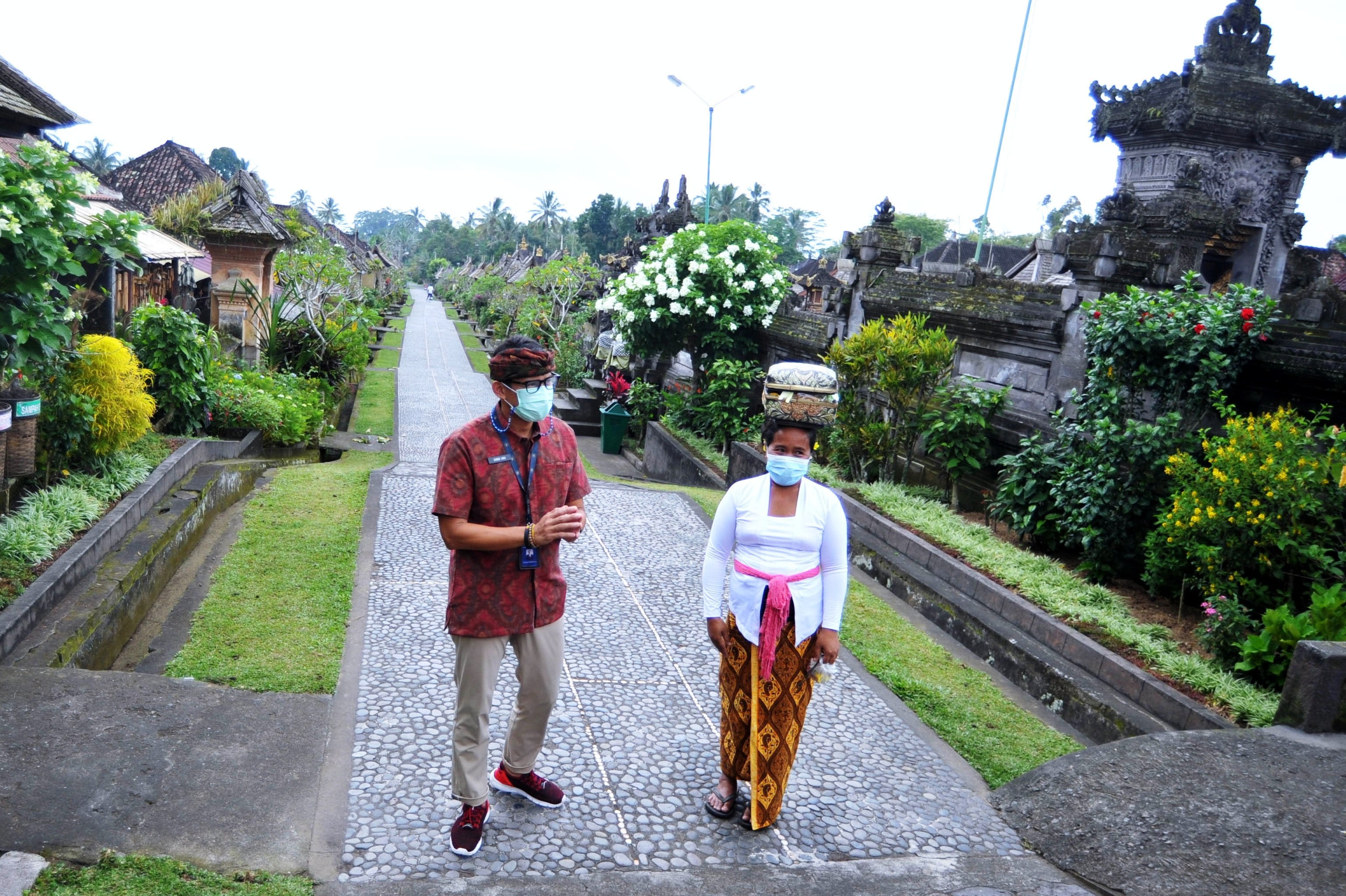 Menparekraf Sandiaga Uno (kiri) berbincang dengan warga yang tinggal di Desa Wisata Penglipuran, Bangli, Bali, beberapa waktu lalu.