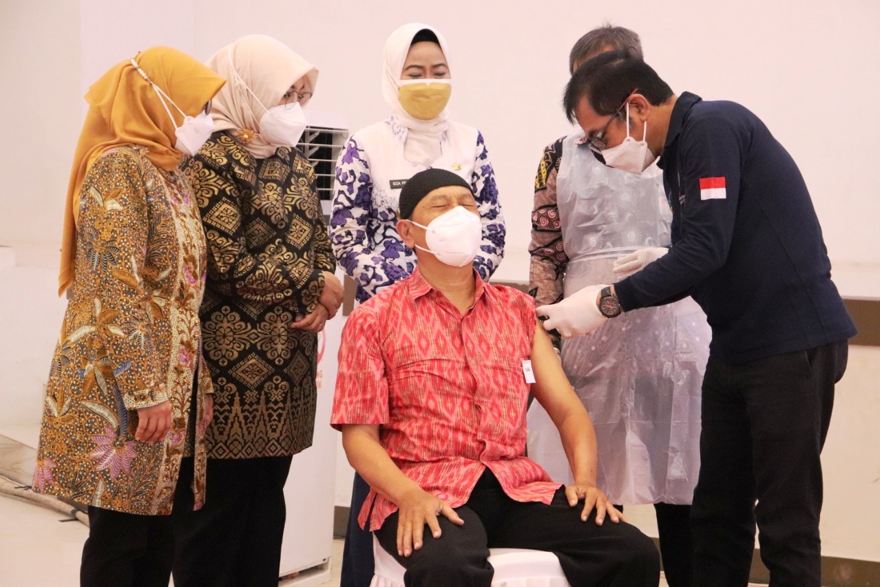 Bupati Brebes, Idza Priyanti (tengah) menyaksikan warga divaksin Pronalis. 