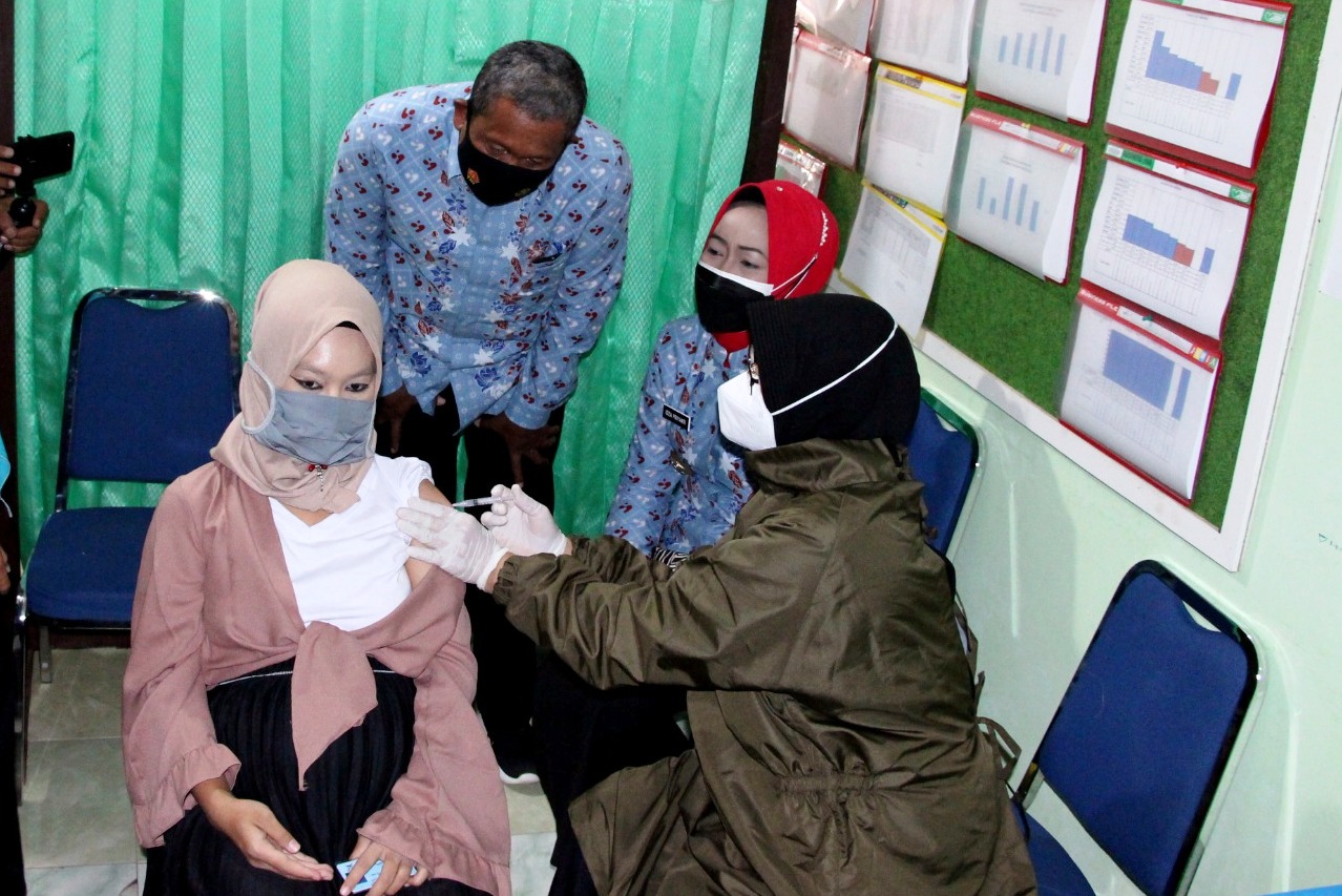 Ilustrasi ibu hamil divaksinasi.