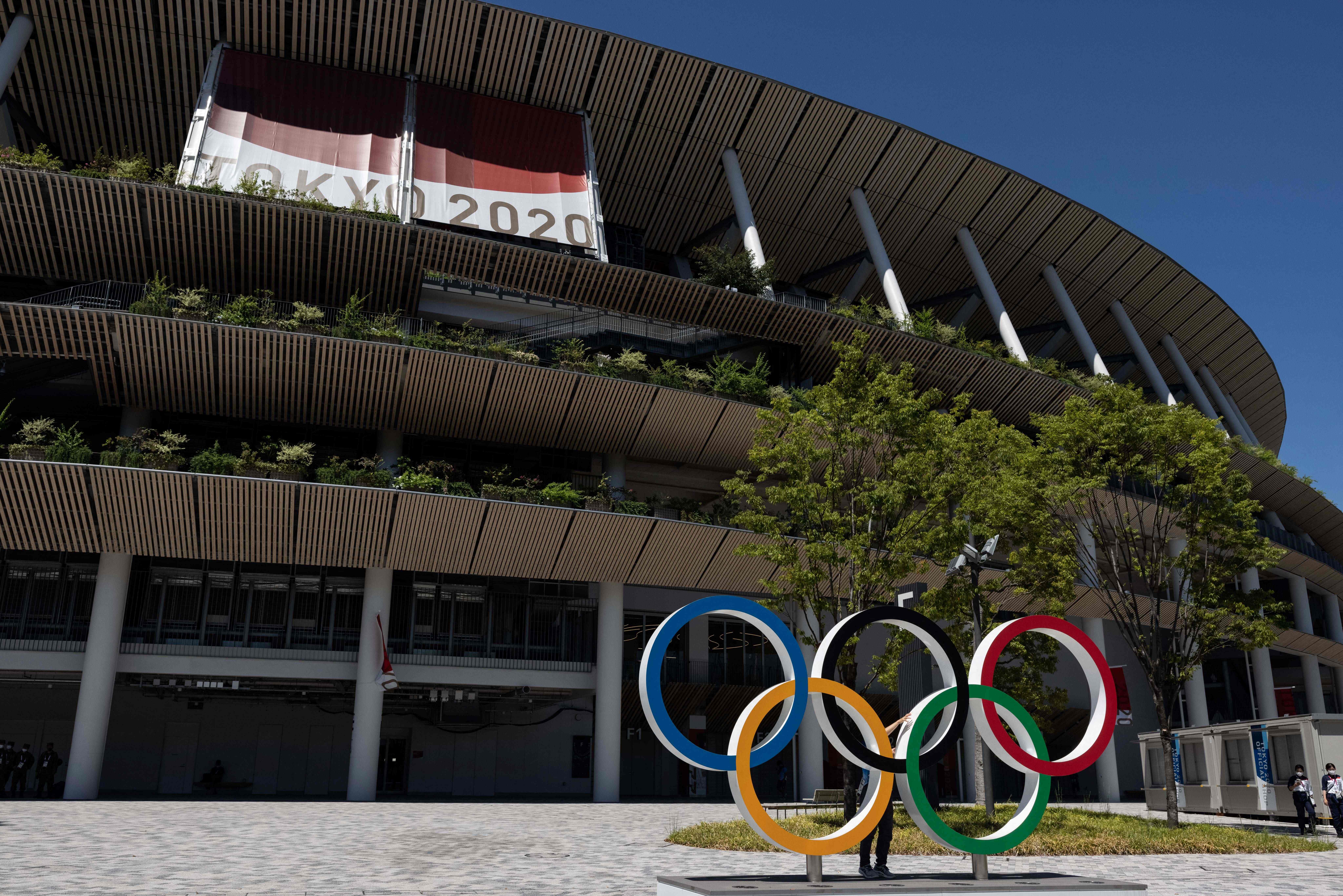 Suasana di depan Stadion Olympic, Tokyo, Jepang.