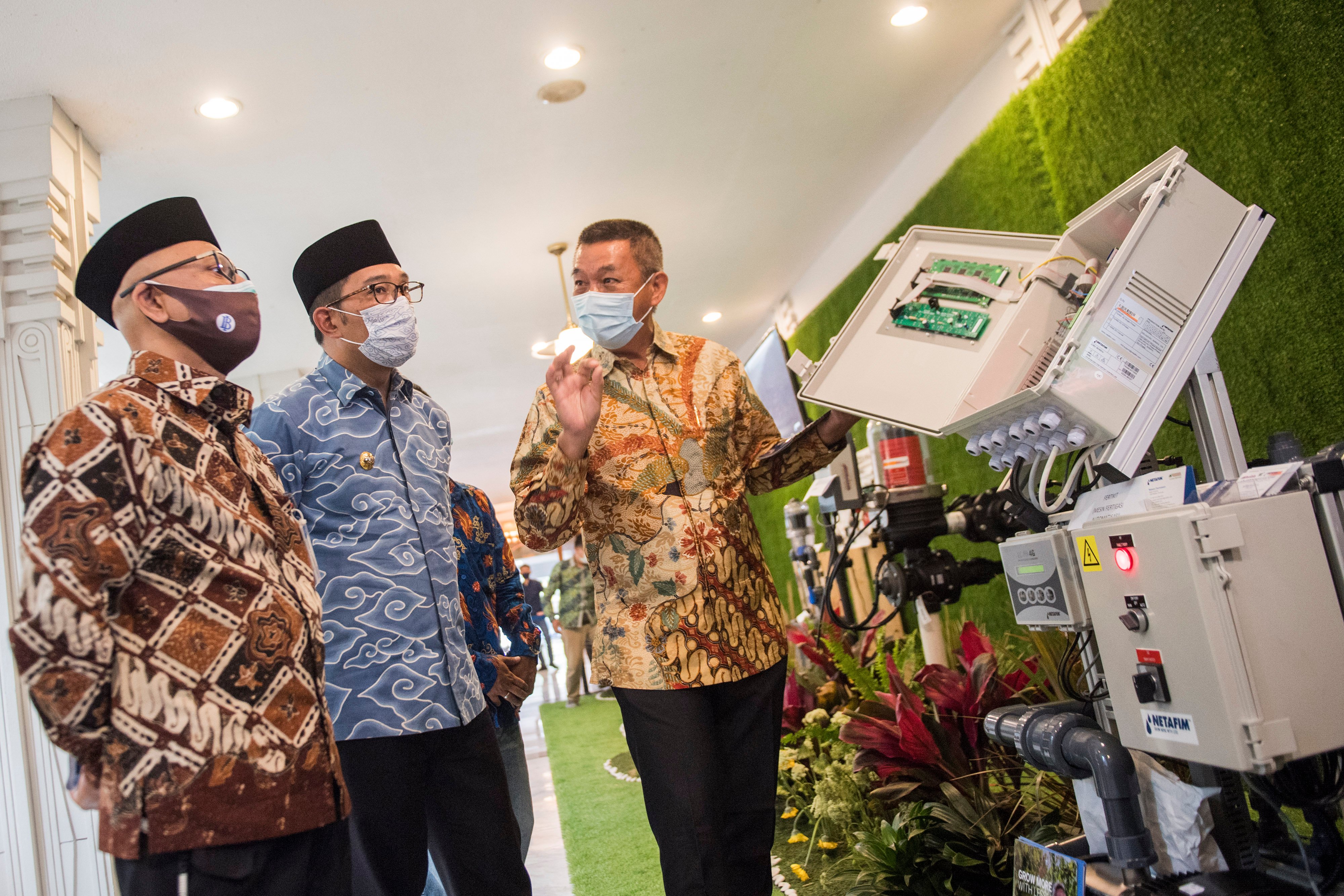  Gubernur Jawa Barat Ridwan Kamil (kedua kiri) bersama Kepala Perwakilan Bank Indonesia Provinsi Jawa Barat Herawanto (kiri)