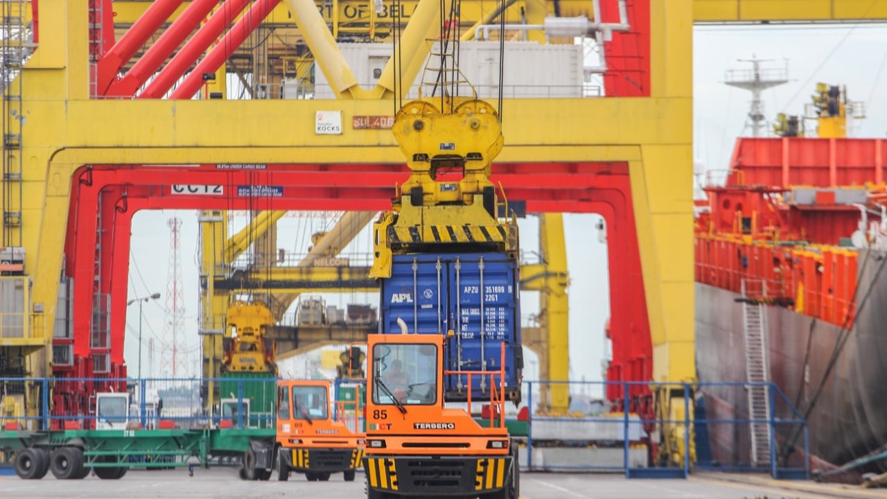 Aktivitas bongkar muat di Pelabuhan Belawan, Sumatera Utara.  