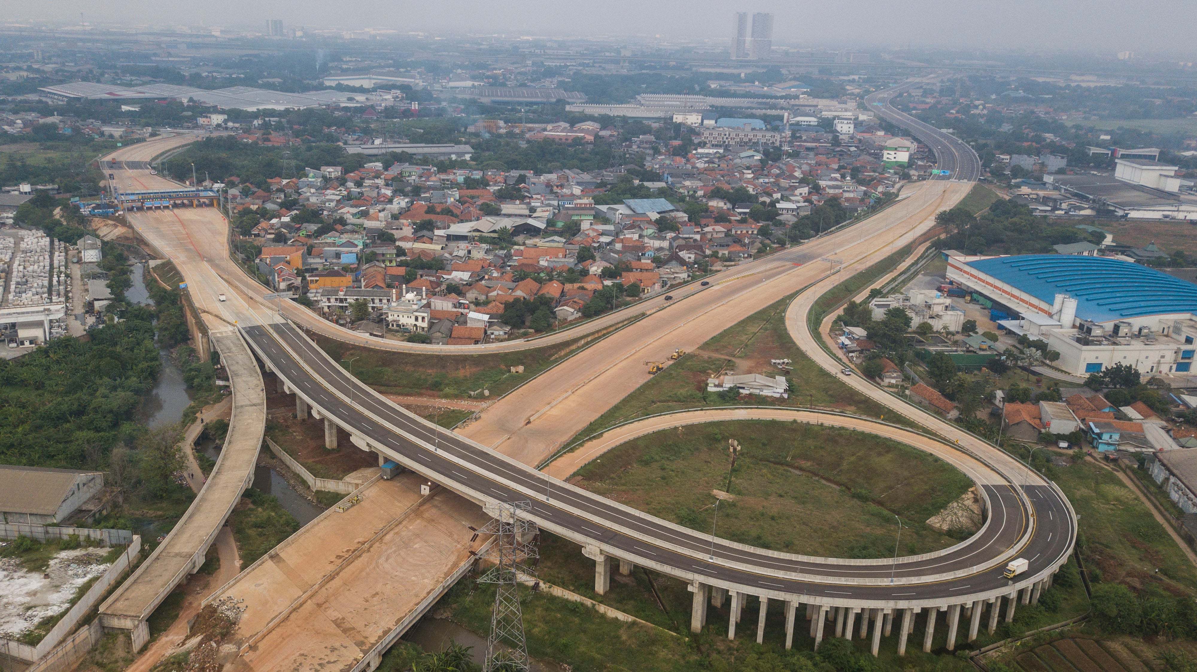 Foto udara kendaraan melintasi Jalan Tol Cibitung-Cilincing seksi 1 interchange Telaga Asih di Cibitung.