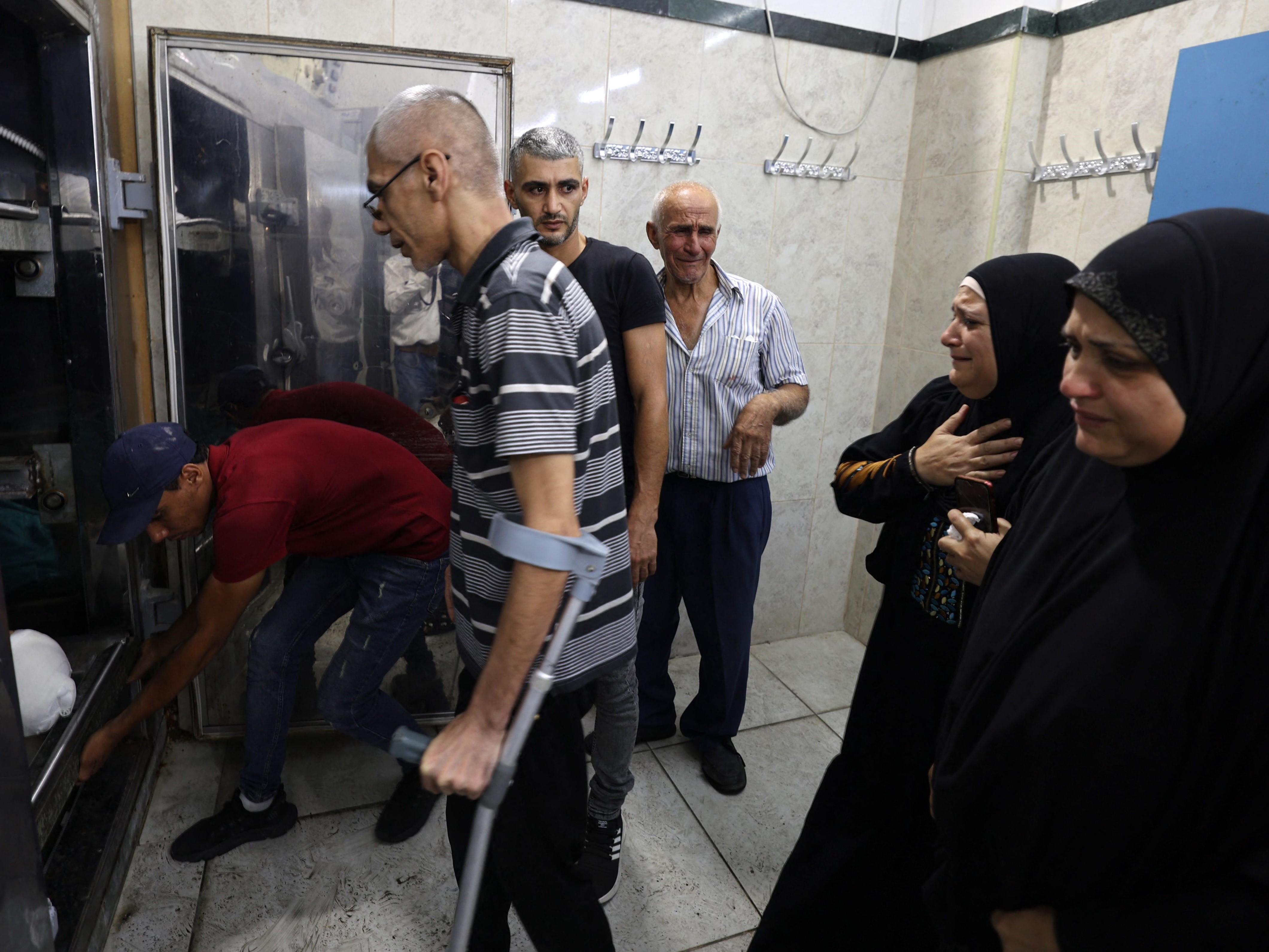 Ibu (kanan) dan kerabat lain dari Saleh Abu Amar yang tewas dalam bentrokan dengan pasukan Israel.