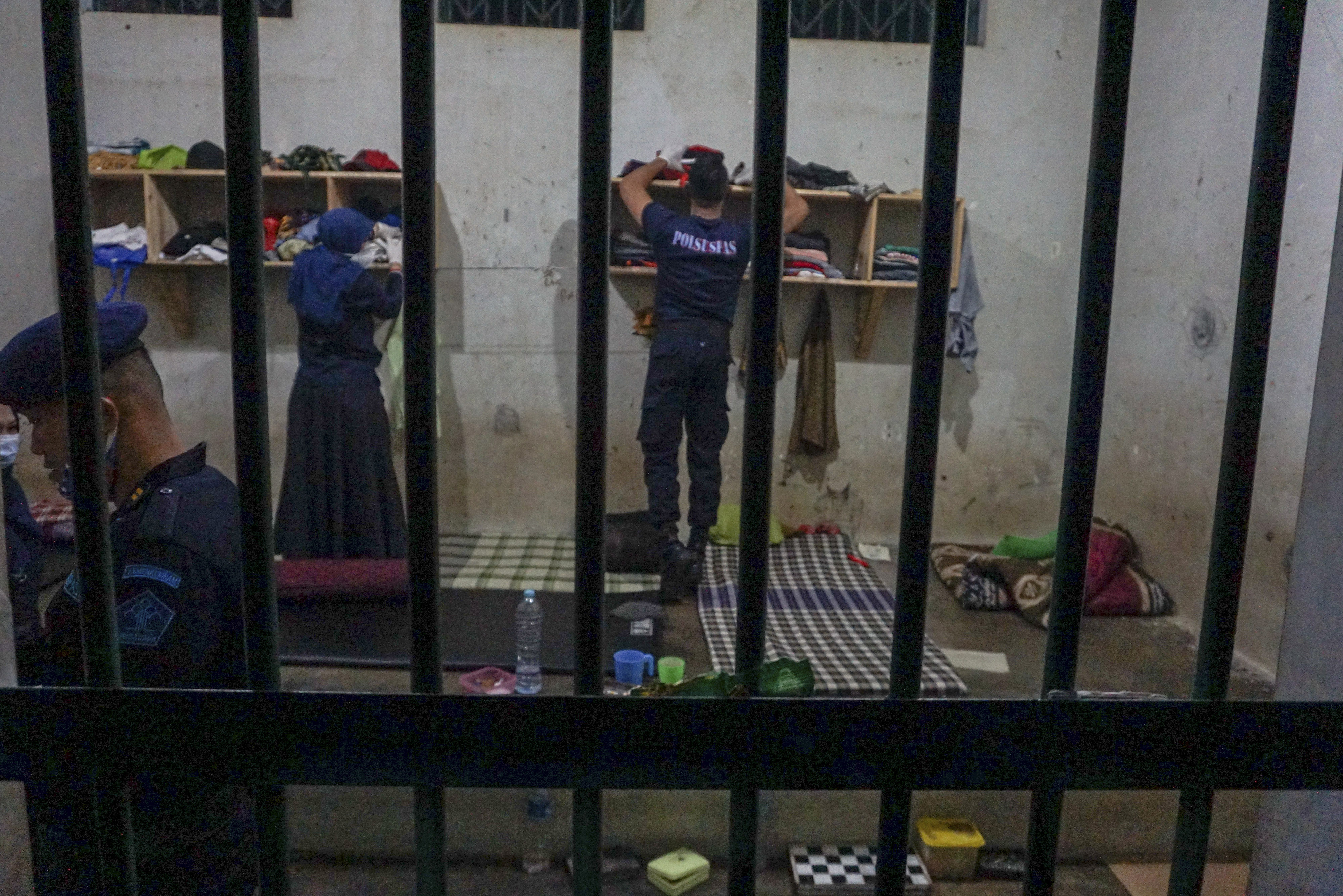 Ilustrasi - Penggeledahan rutin di Rutan Batang, Jawa Tengah yang dilakukan petugas lapas.