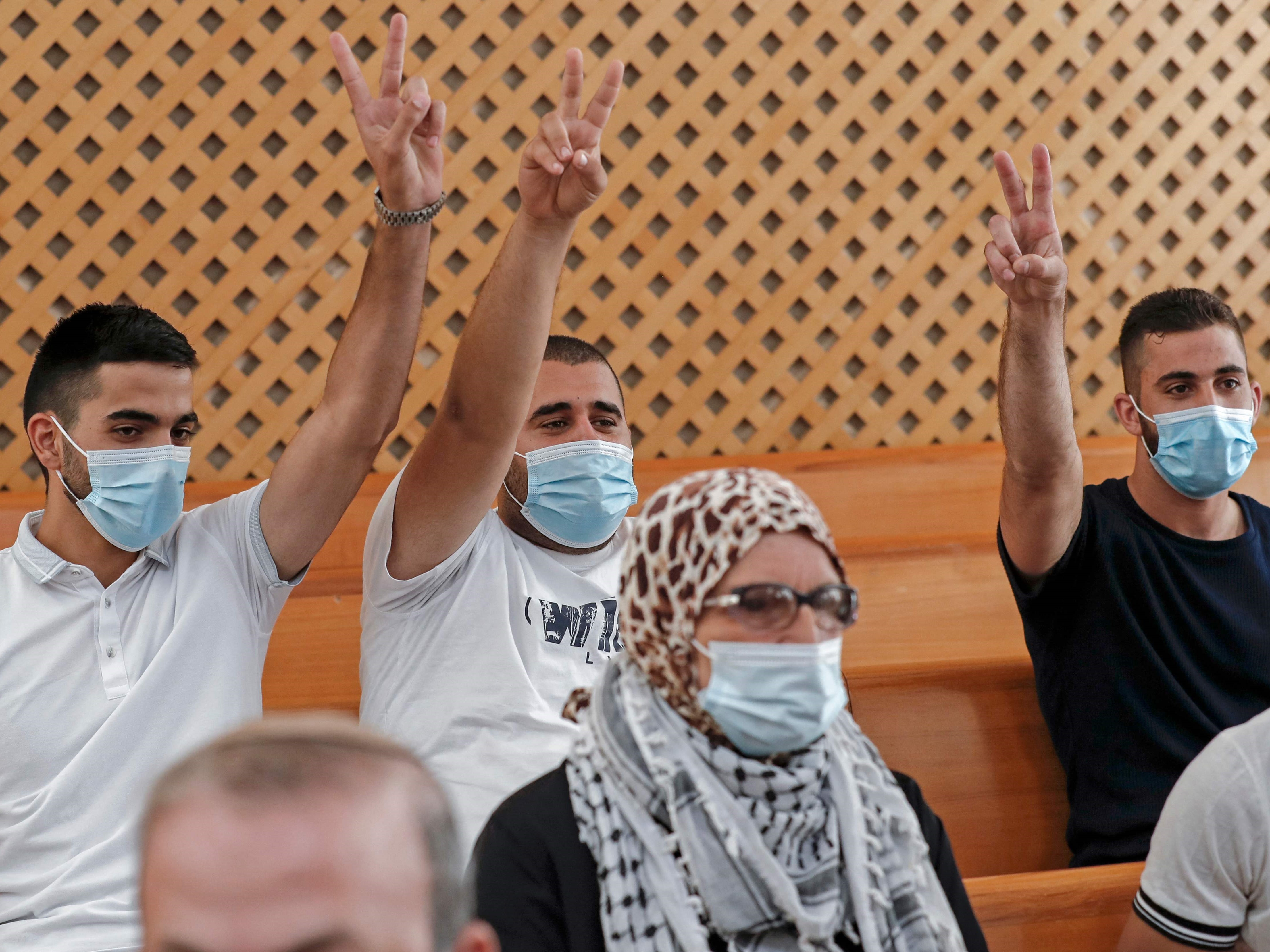 Warga Palestina di lingkungan Sheikh Jarrah menghadiri sidang di Mahkamah Agung Israel di Jerusalem, Senin (2/8).