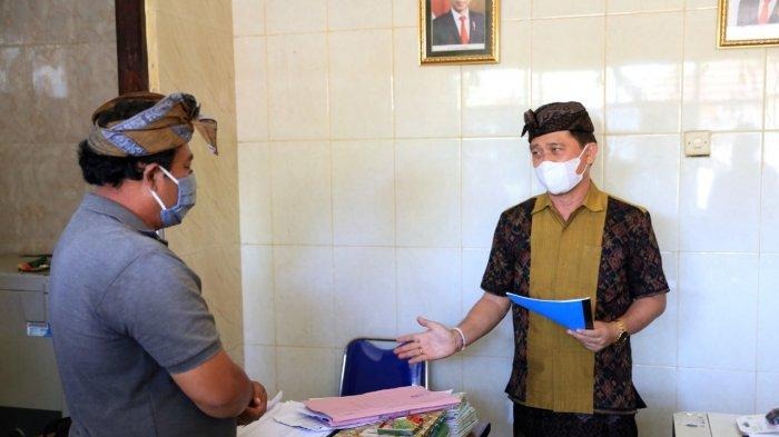 Bupati Klungkung I Nyoman Suwirta saat meninjau persiapan prokes di sejumlah sekolah pada Selasa (31/8))