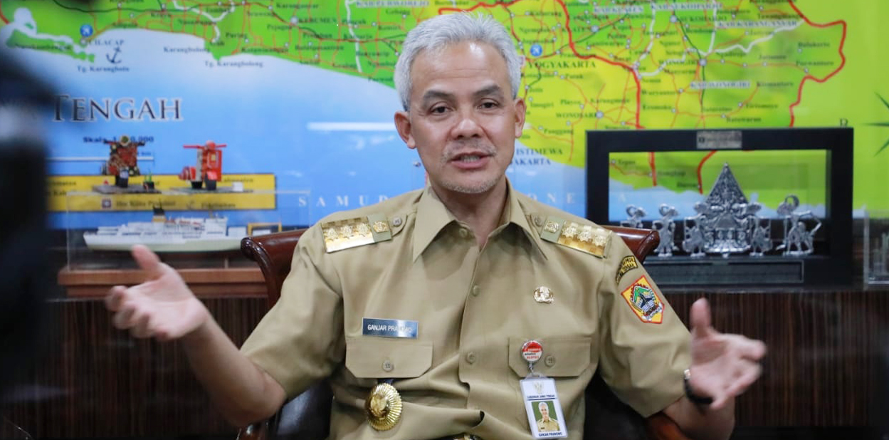 Gubernur Jateng Ganjar Pranowo meminta ASN memborong cabai dari para petani.