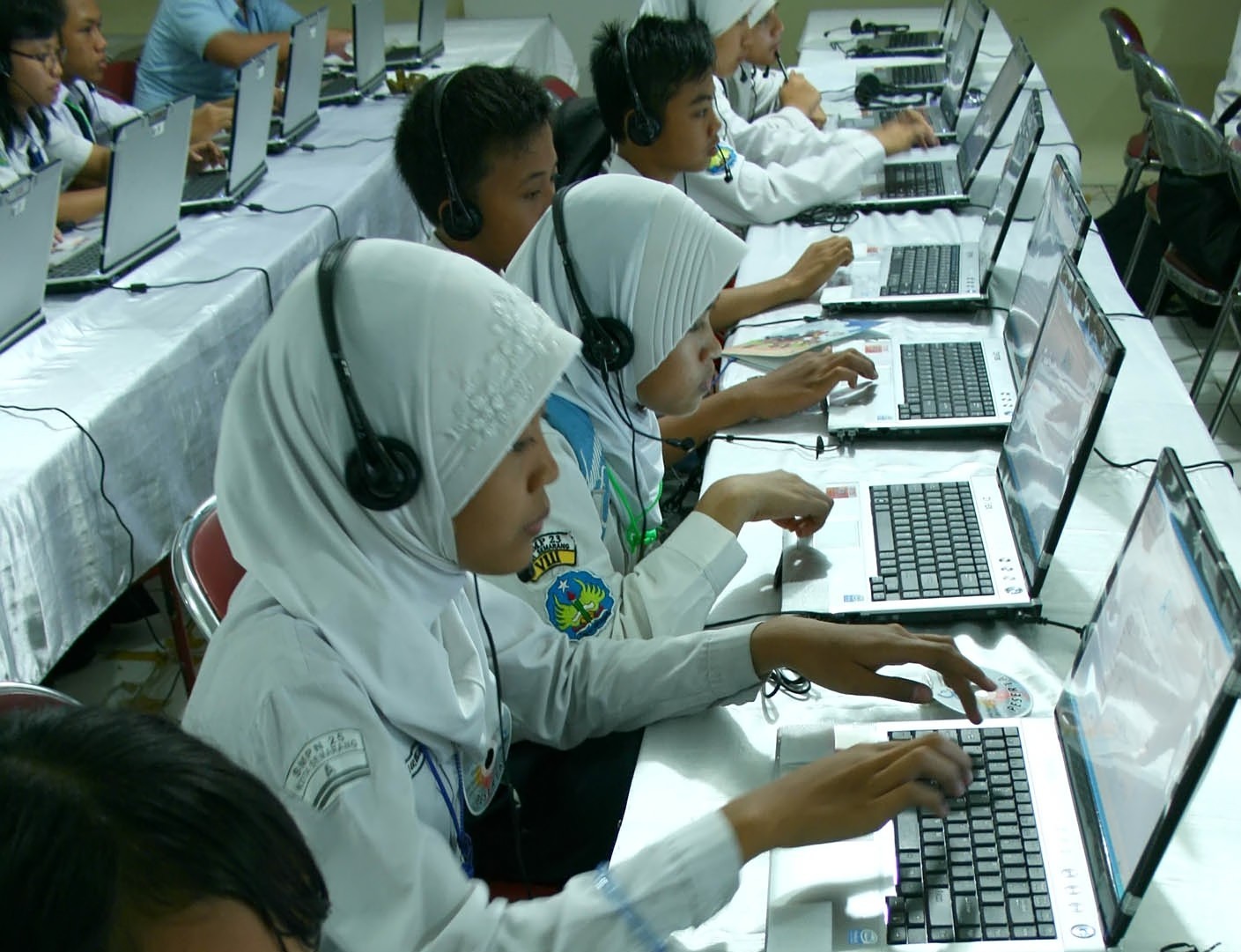 Para pelajar menggunakan laptop saat kompetisi di Semarang, Jawa Tengah.