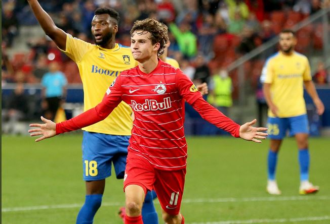 Pemain Red Bull Salzburg Brenden Aaronson melakukan selebrasi usai menjebol gawang Brondby di laga lag pertama playoff Liga Champions.