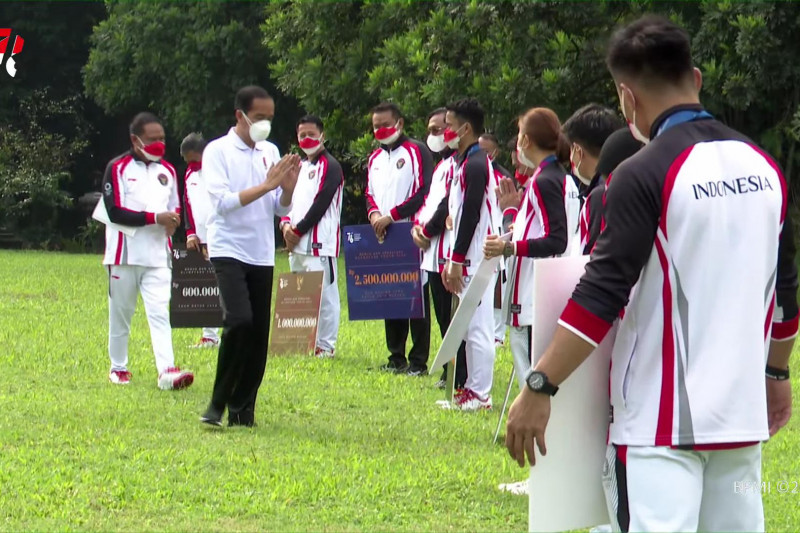 Momen Presiden Joko Widodo memberikan bonus secara simbolis kepada peraih medali di Olimpiade Tokyo 2020.