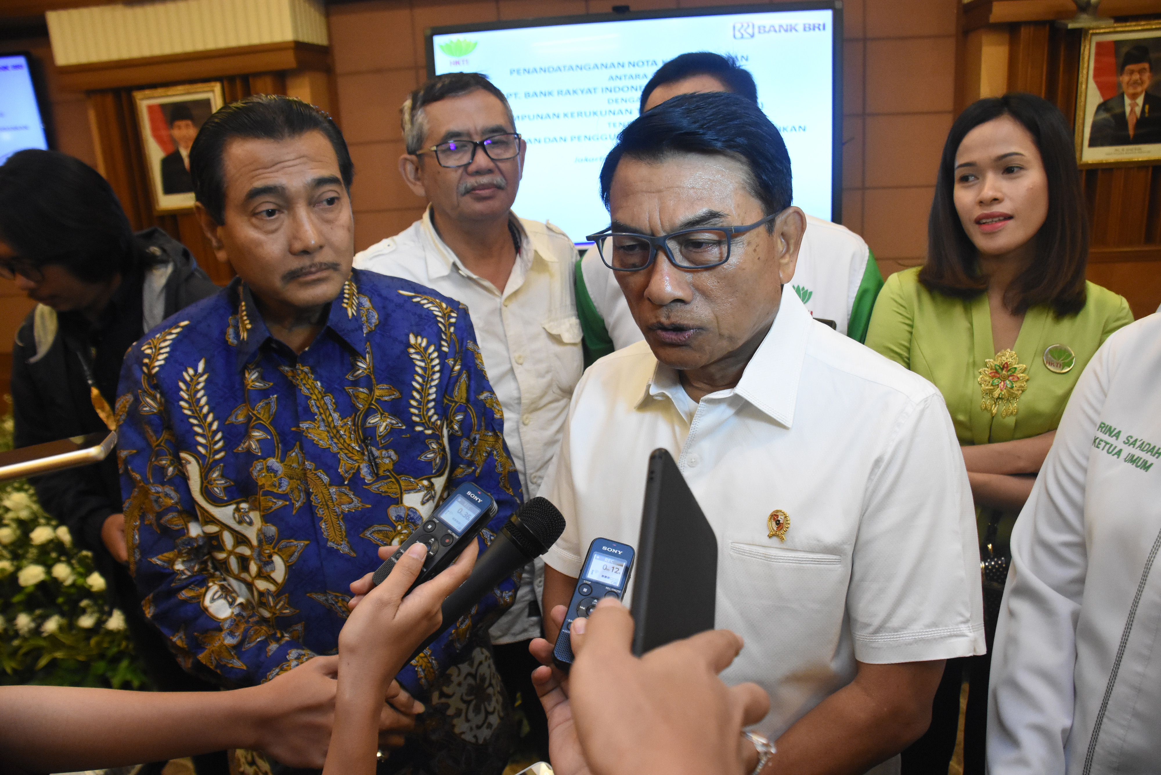 Ketua HKTI Moeldoko (kanan) saat memberikan keterangan seusai penandatanganan Nota Kesepahaman (MoU) BRI dengan HKTI.