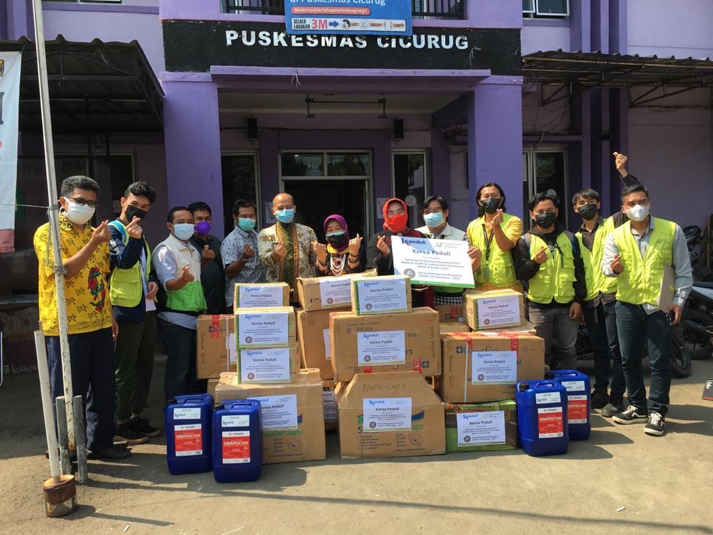 Penyerahan bantuan di Puskesmas Cicurug.